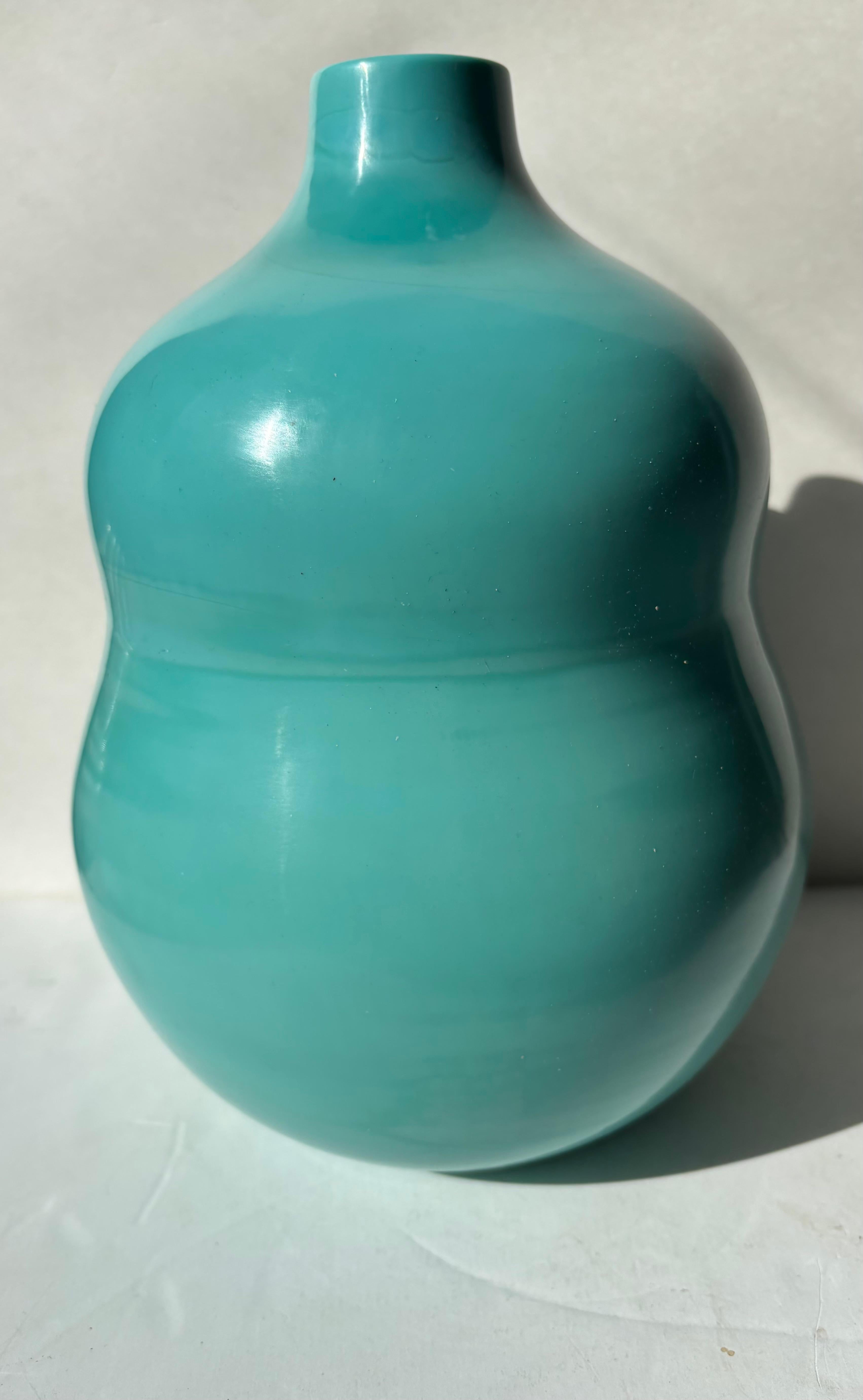 Schöne türkisfarbene Vase aus Peking-Glas, entworfen von Robert Kuo. Signiert R Kuo im Boden.