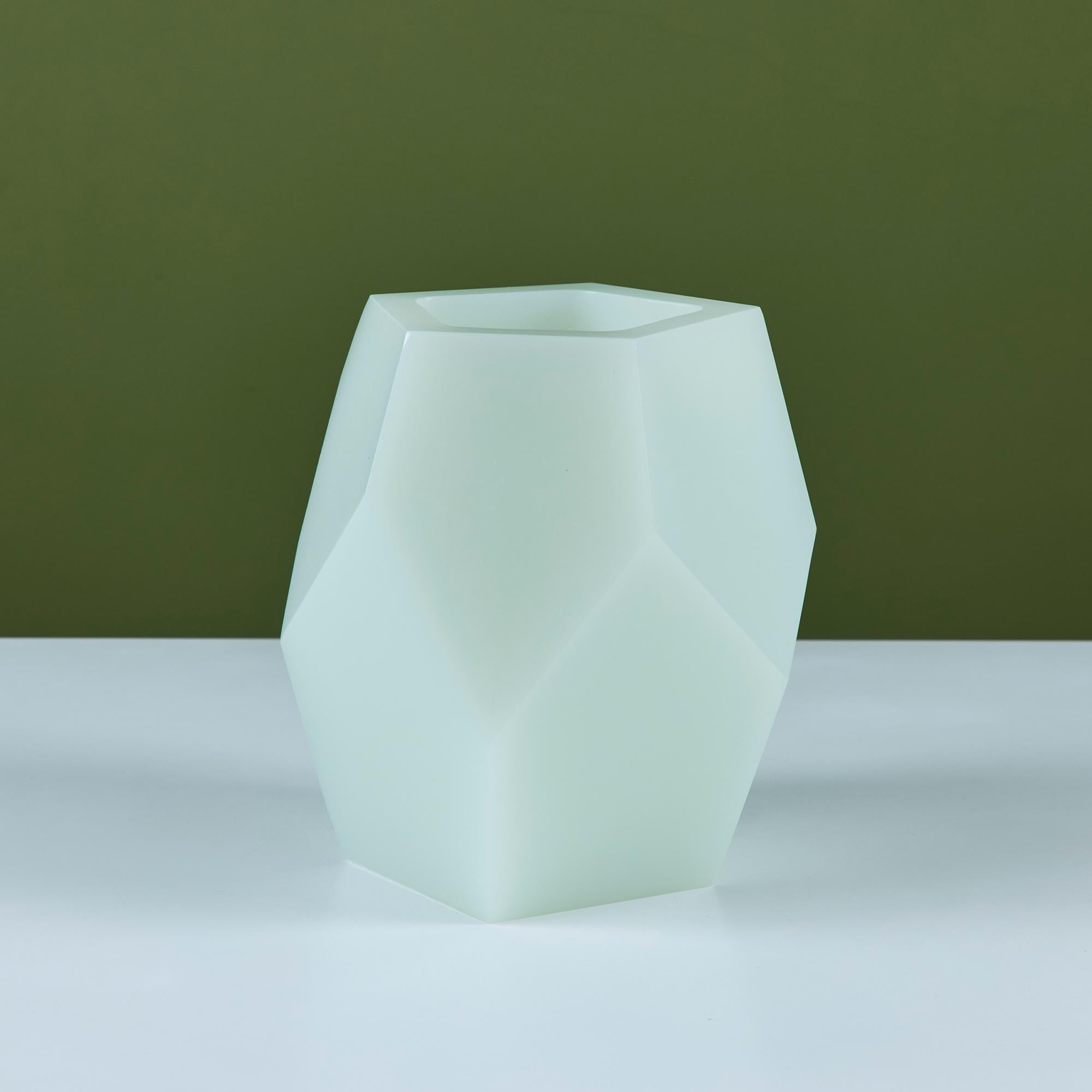 Jarrón de cristal soplado a mano de Robert Kuo, c.2000s, EEUU. El jarrón se fabricó utilizando el método del vidrio pekinés, originario de China. El vidrio de color verde suave y brillante se sopla en su forma y luego se superpone con más y más