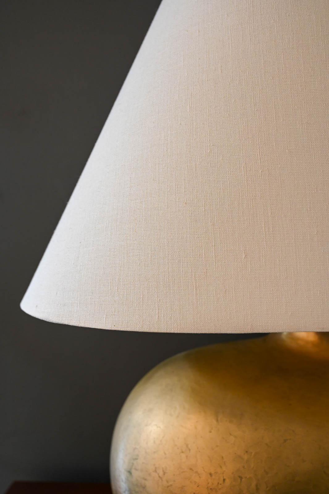 Robert Kuo for McGuire 24K Hammered Gold Plated 'Cocoon' Table Lamp, ca. 2000 In Good Condition In Costa Mesa, CA