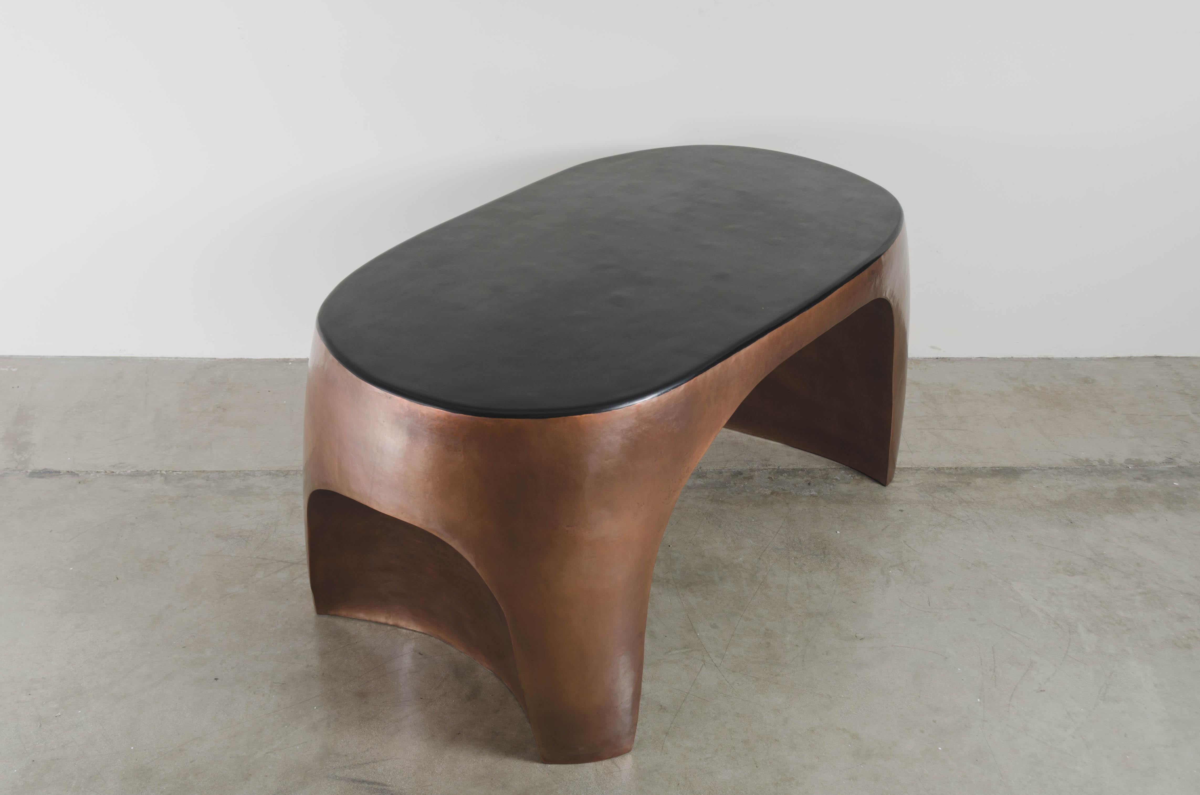 Repoussé Table de bureau incurvée repoussée Robert Kuo en cuivre antique et laque noire en vente