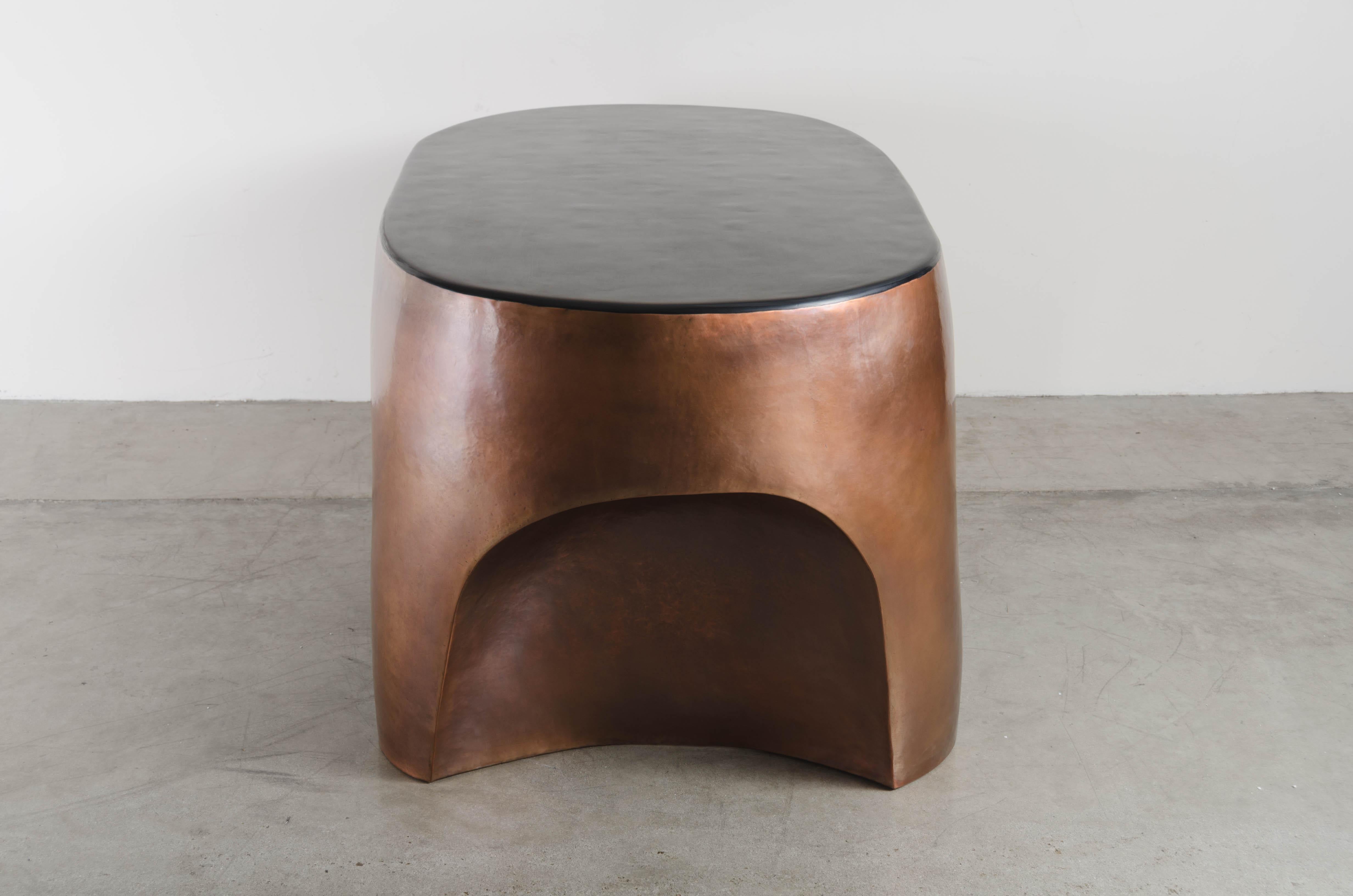 Table de bureau incurvée repoussée Robert Kuo en cuivre antique et laque noire Neuf - En vente à Los Angeles, CA