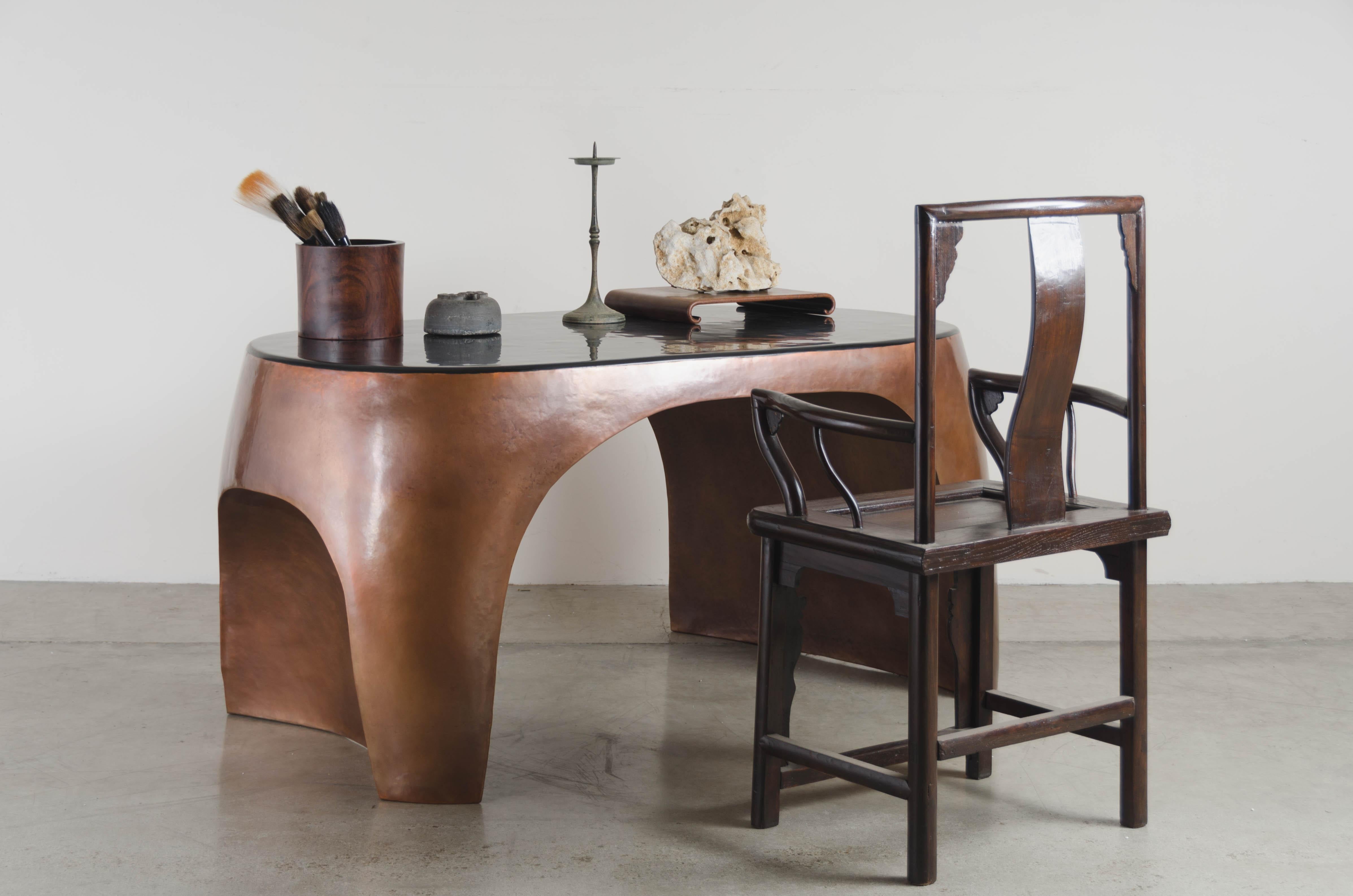 XXIe siècle et contemporain Table de bureau incurvée repoussée Robert Kuo en cuivre antique et laque noire en vente
