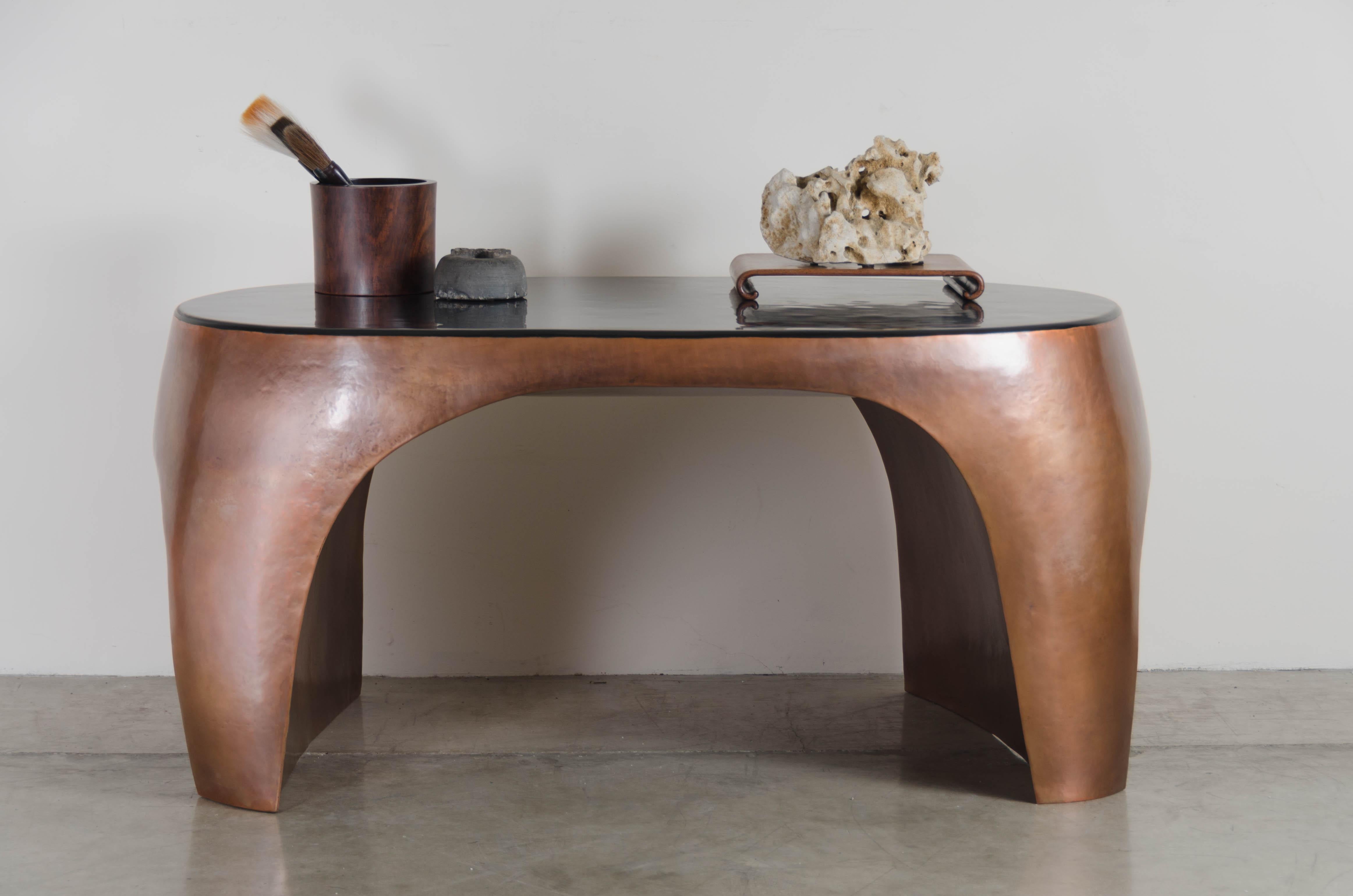 Cuivre Table de bureau incurvée repoussée Robert Kuo en cuivre antique et laque noire en vente