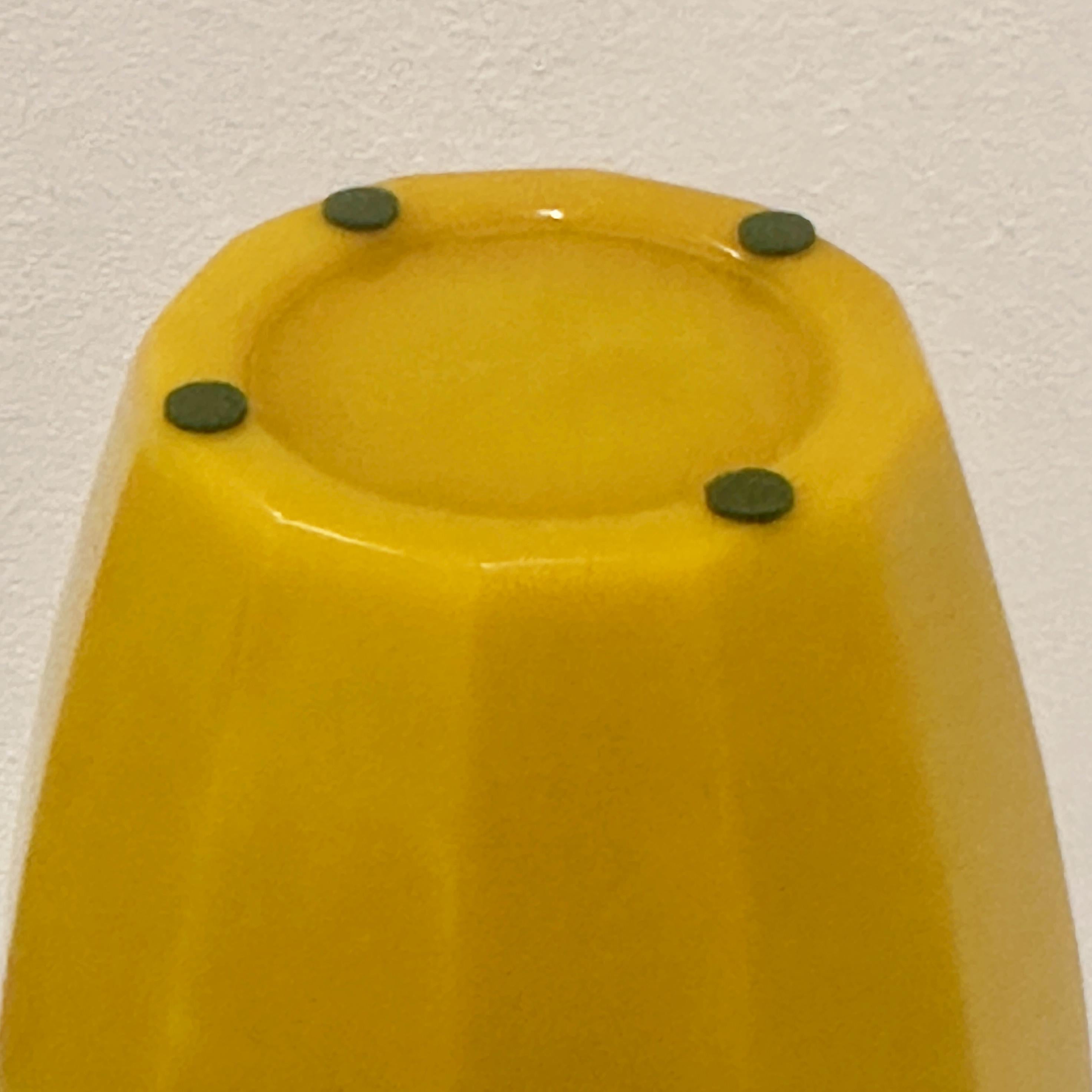 Vase et Ball en verre de Pékin jaune impérial facetté signé Robert Theo, vers les années 2000 en vente 3