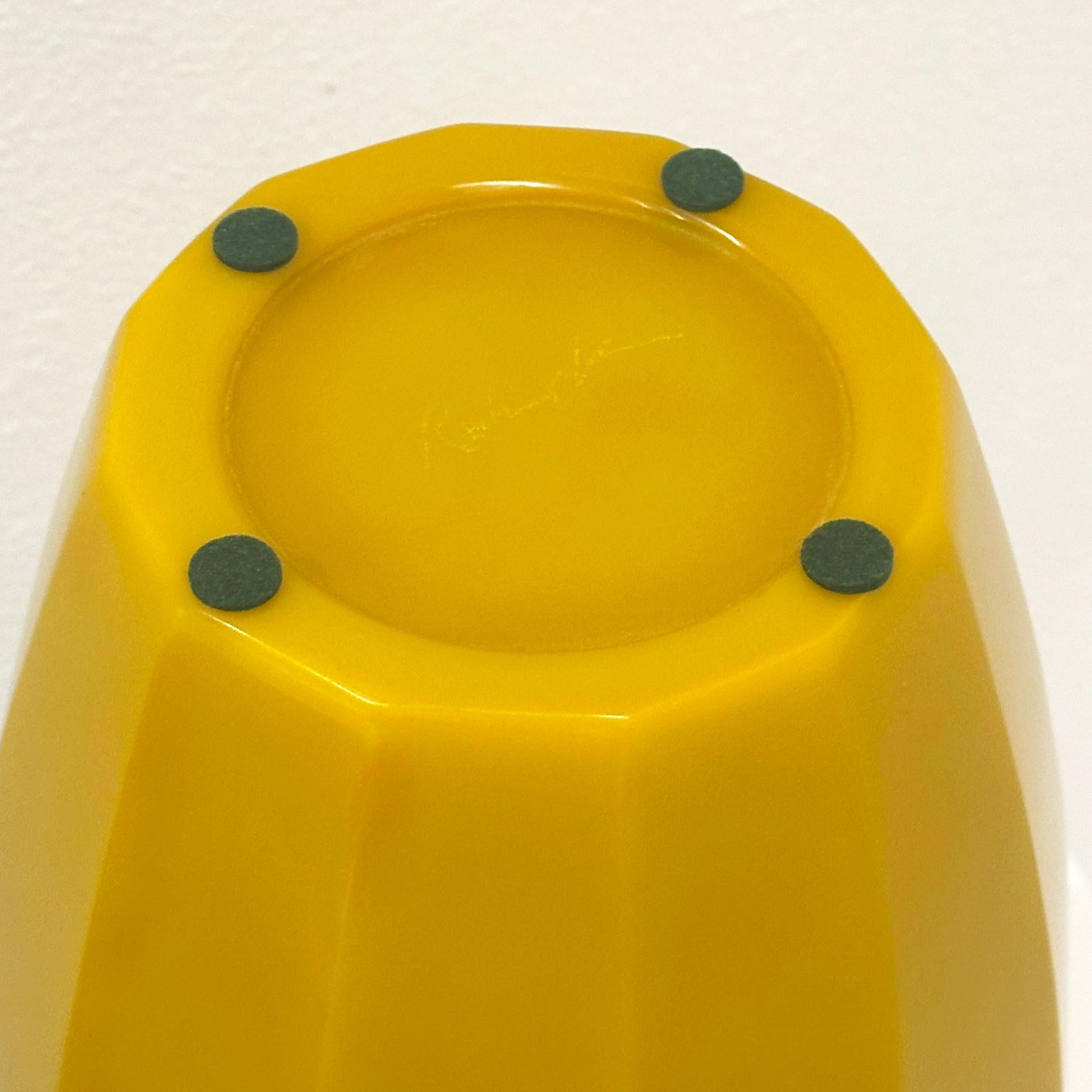Vase et Ball en verre de Pékin jaune impérial facetté signé Robert Theo, vers les années 2000 en vente 4