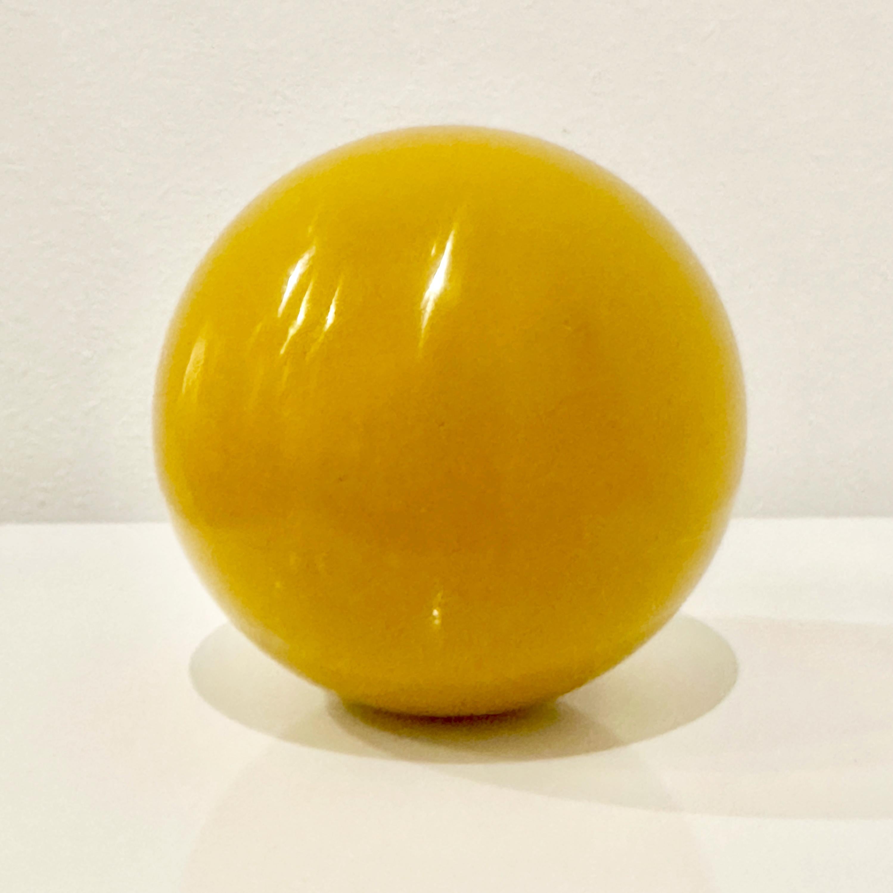Vase et Ball en verre de Pékin jaune impérial facetté signé Robert Theo, vers les années 2000 en vente 5