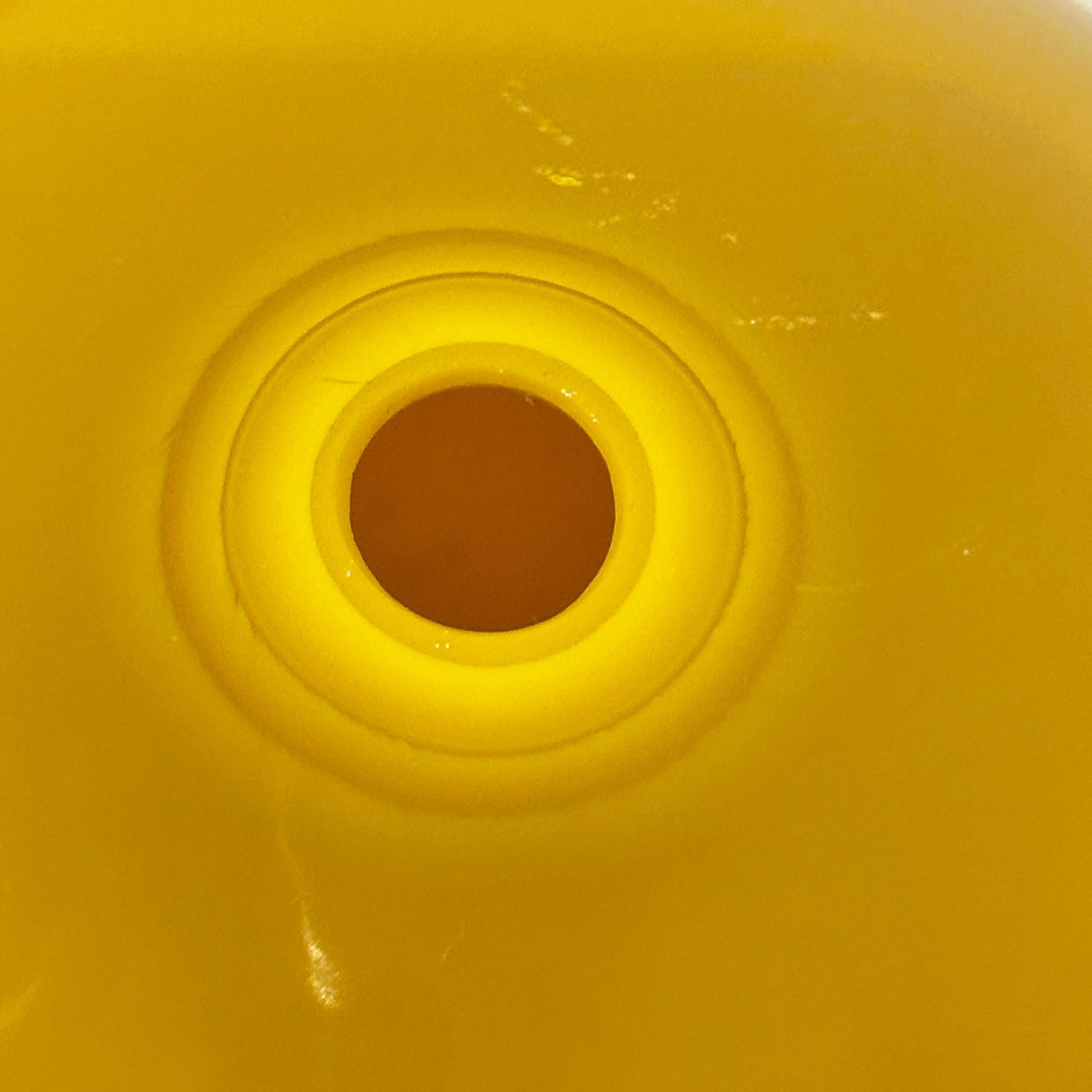Vase et Ball en verre de Pékin jaune impérial facetté signé Robert Theo, vers les années 2000 en vente 6