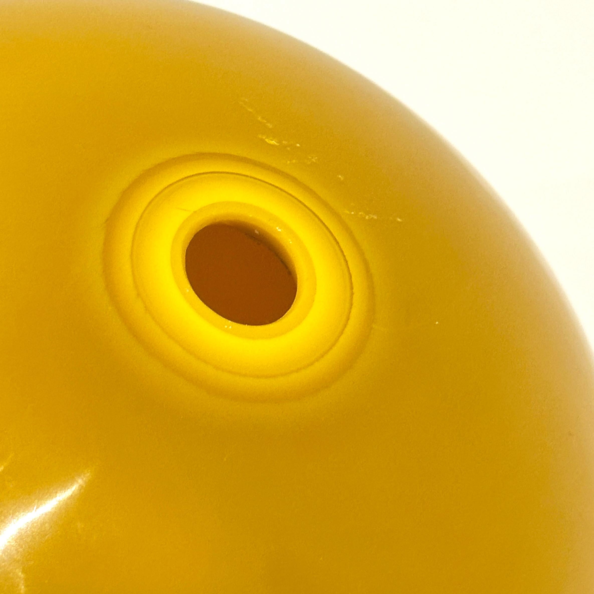Vase et Ball en verre de Pékin jaune impérial facetté signé Robert Theo, vers les années 2000 en vente 7