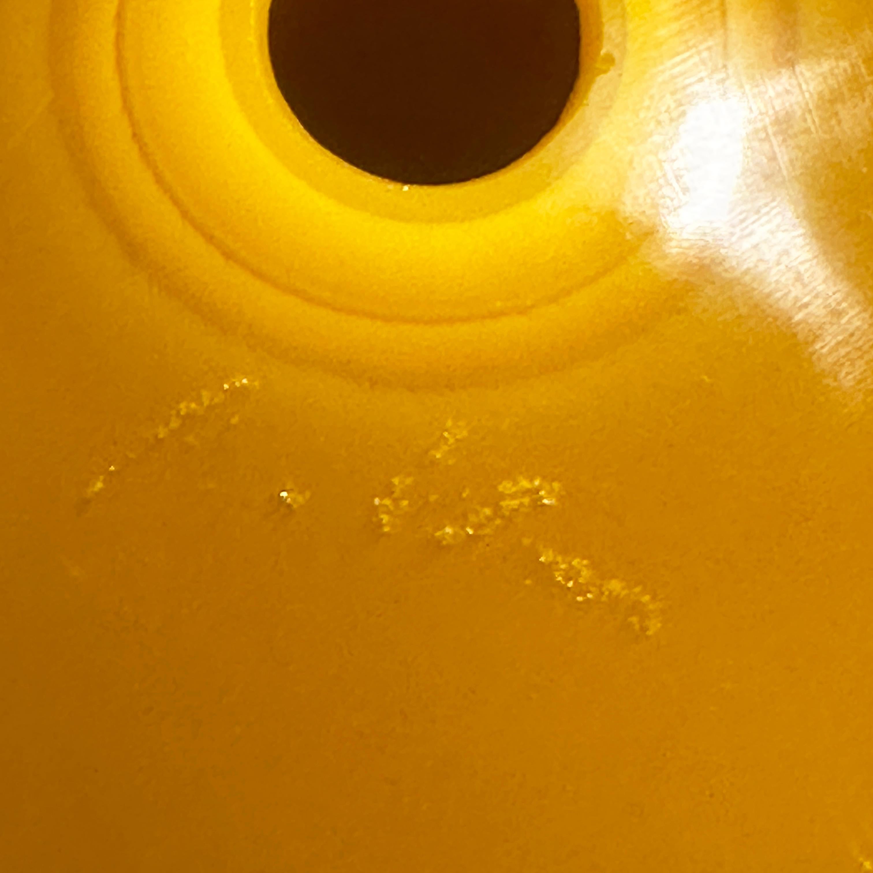 Vase et Ball en verre de Pékin jaune impérial facetté signé Robert Theo, vers les années 2000 en vente 8