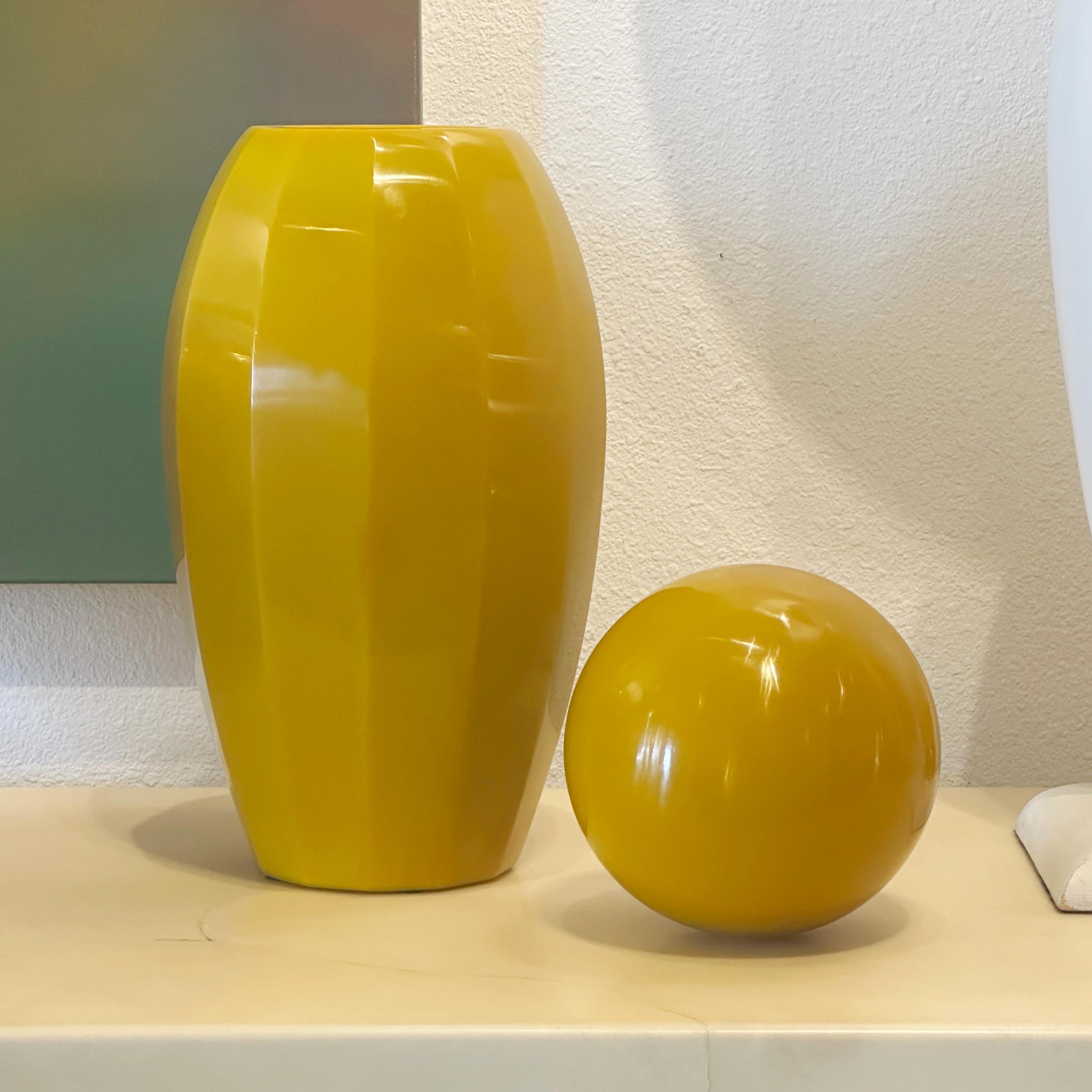 Moderne Vase et Ball en verre de Pékin jaune impérial facetté signé Robert Theo, vers les années 2000 en vente