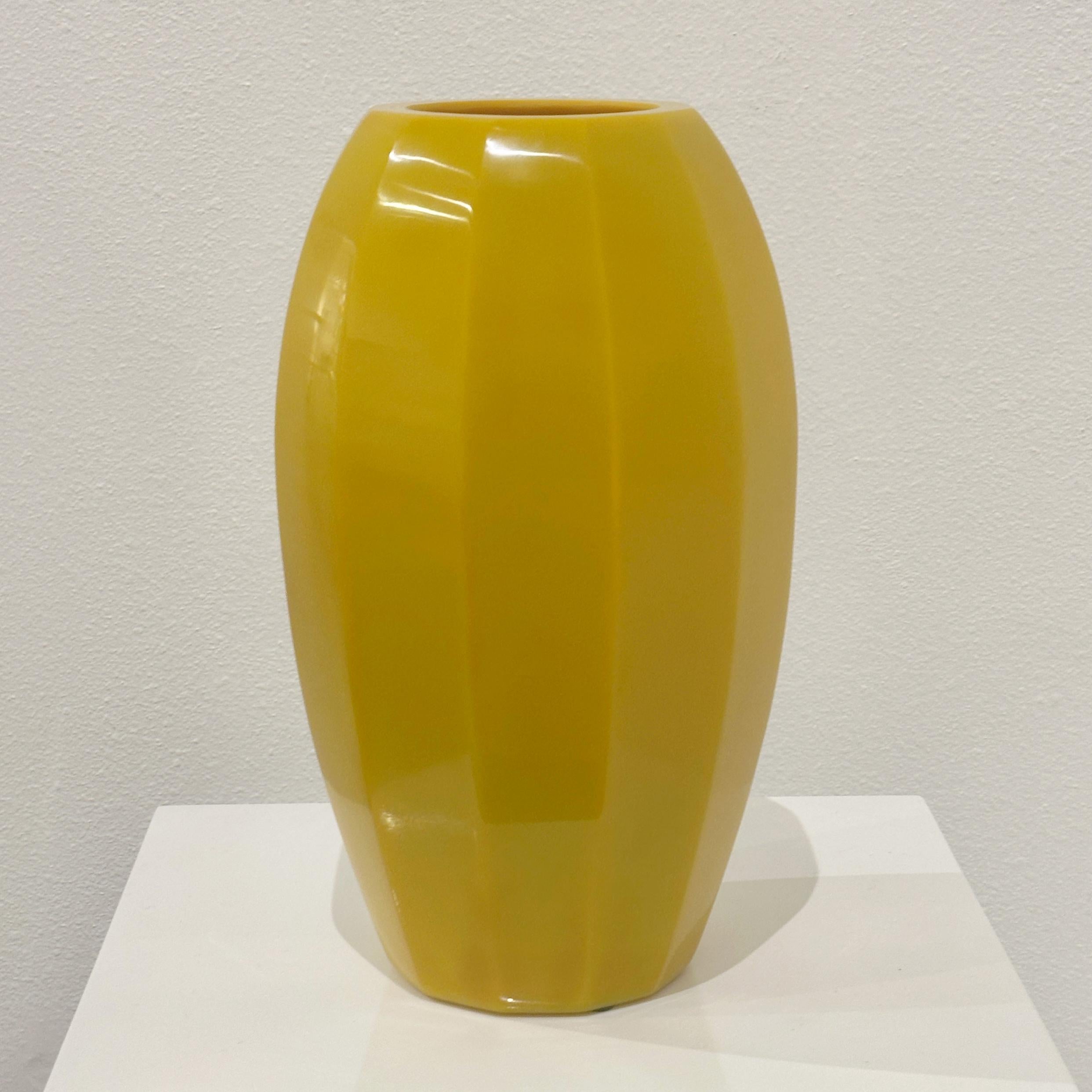 Américain Vase et Ball en verre de Pékin jaune impérial facetté signé Robert Theo, vers les années 2000 en vente
