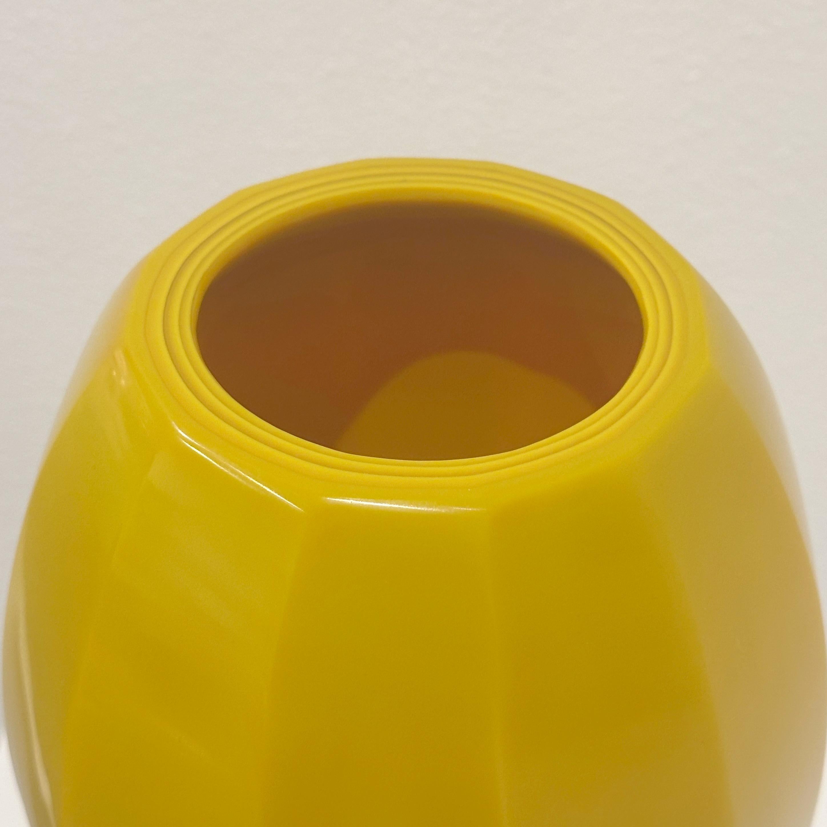 Vase et Ball en verre de Pékin jaune impérial facetté signé Robert Theo, vers les années 2000 Bon état - En vente à Cathedral City, CA