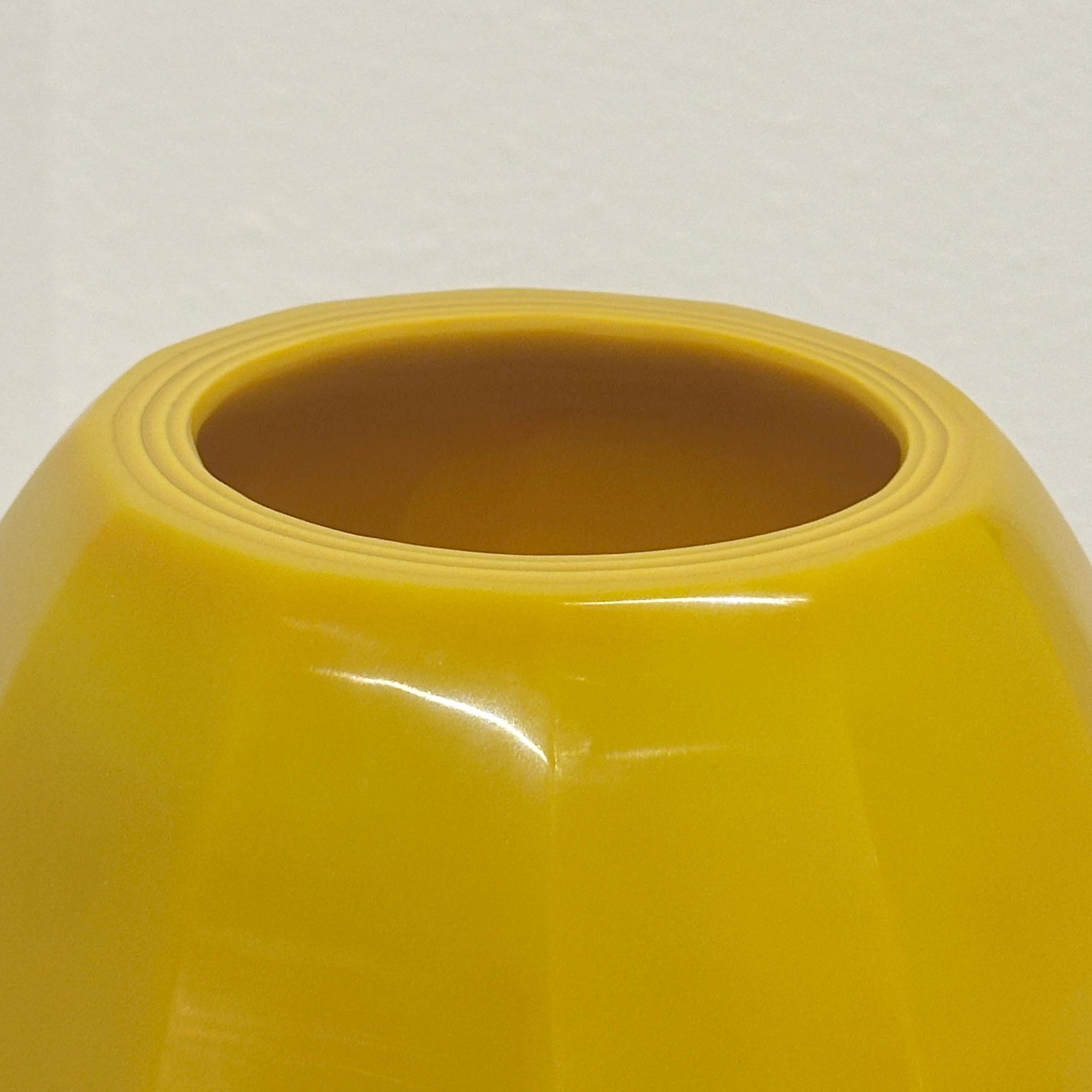 XXIe siècle et contemporain Vase et Ball en verre de Pékin jaune impérial facetté signé Robert Theo, vers les années 2000 en vente