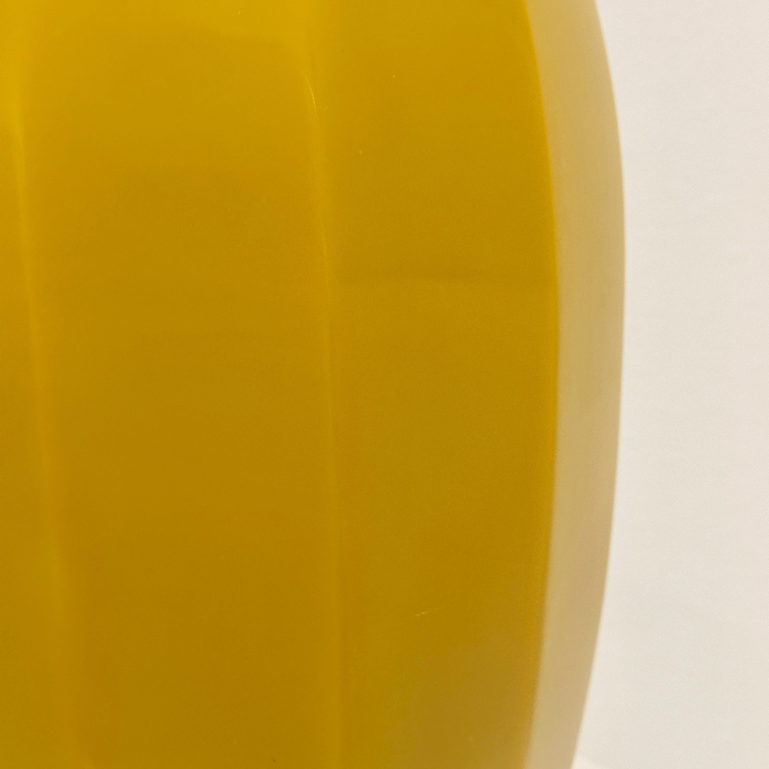 Vase et Ball en verre de Pékin jaune impérial facetté signé Robert Theo, vers les années 2000 en vente 1