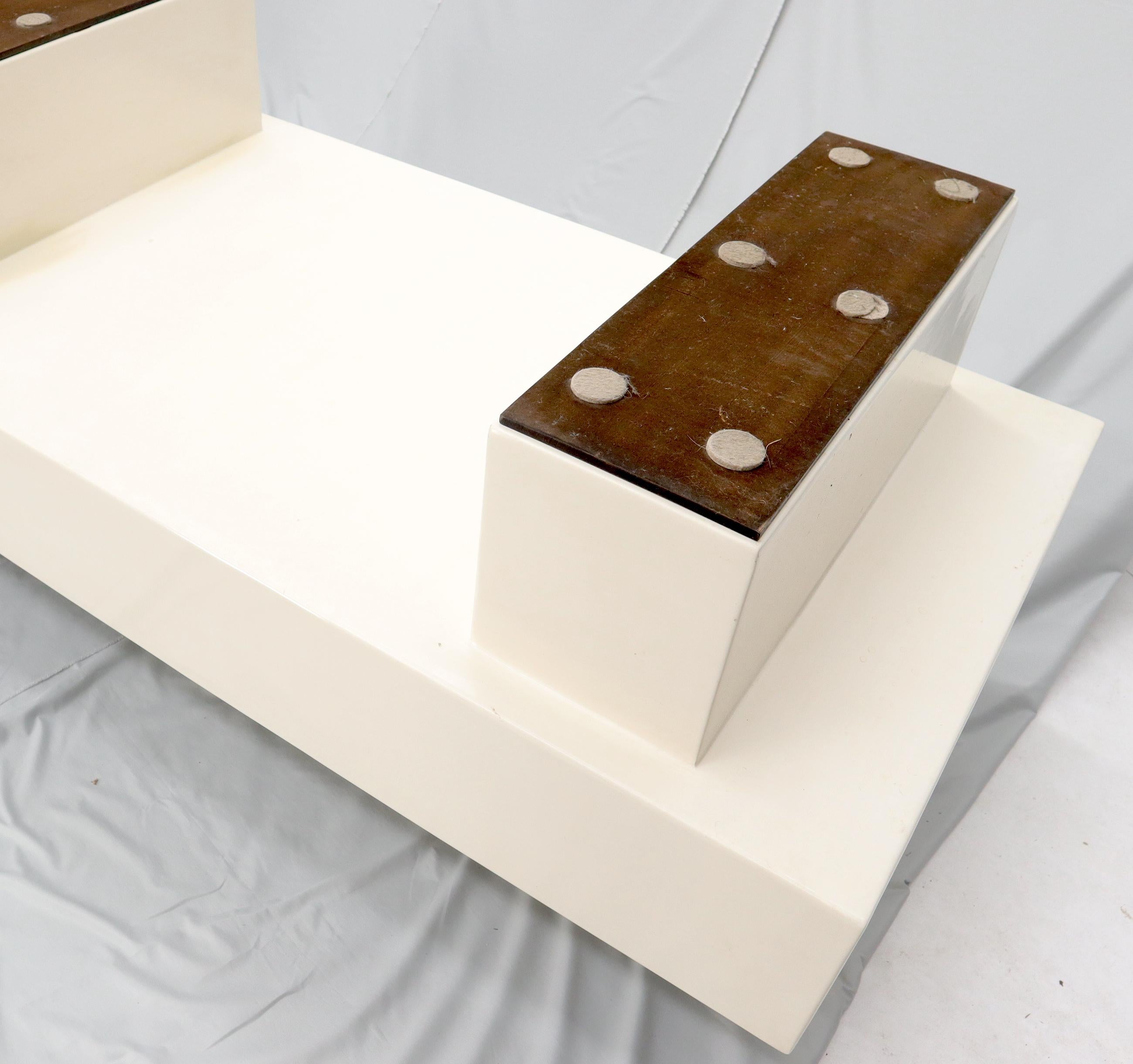 Moderner Couchtisch mit doppeltem Sockel aus der Mitte des Jahrhunderts, cremefarbener Off-White-Lack im Angebot 4