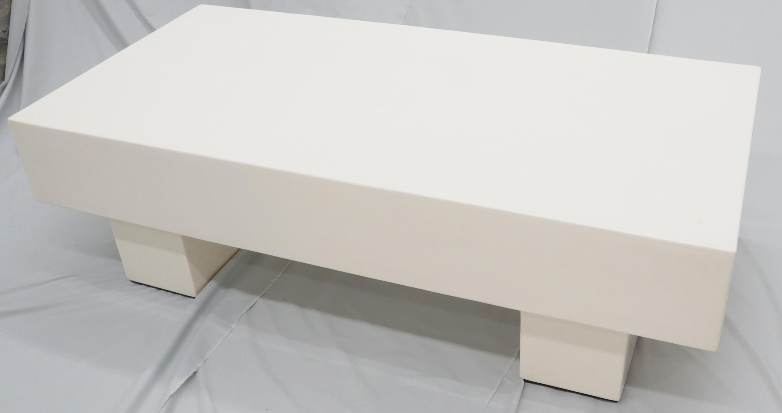 Moderner Couchtisch mit doppeltem Sockel aus der Mitte des Jahrhunderts, cremefarbener Off-White-Lack (Moderne der Mitte des Jahrhunderts) im Angebot