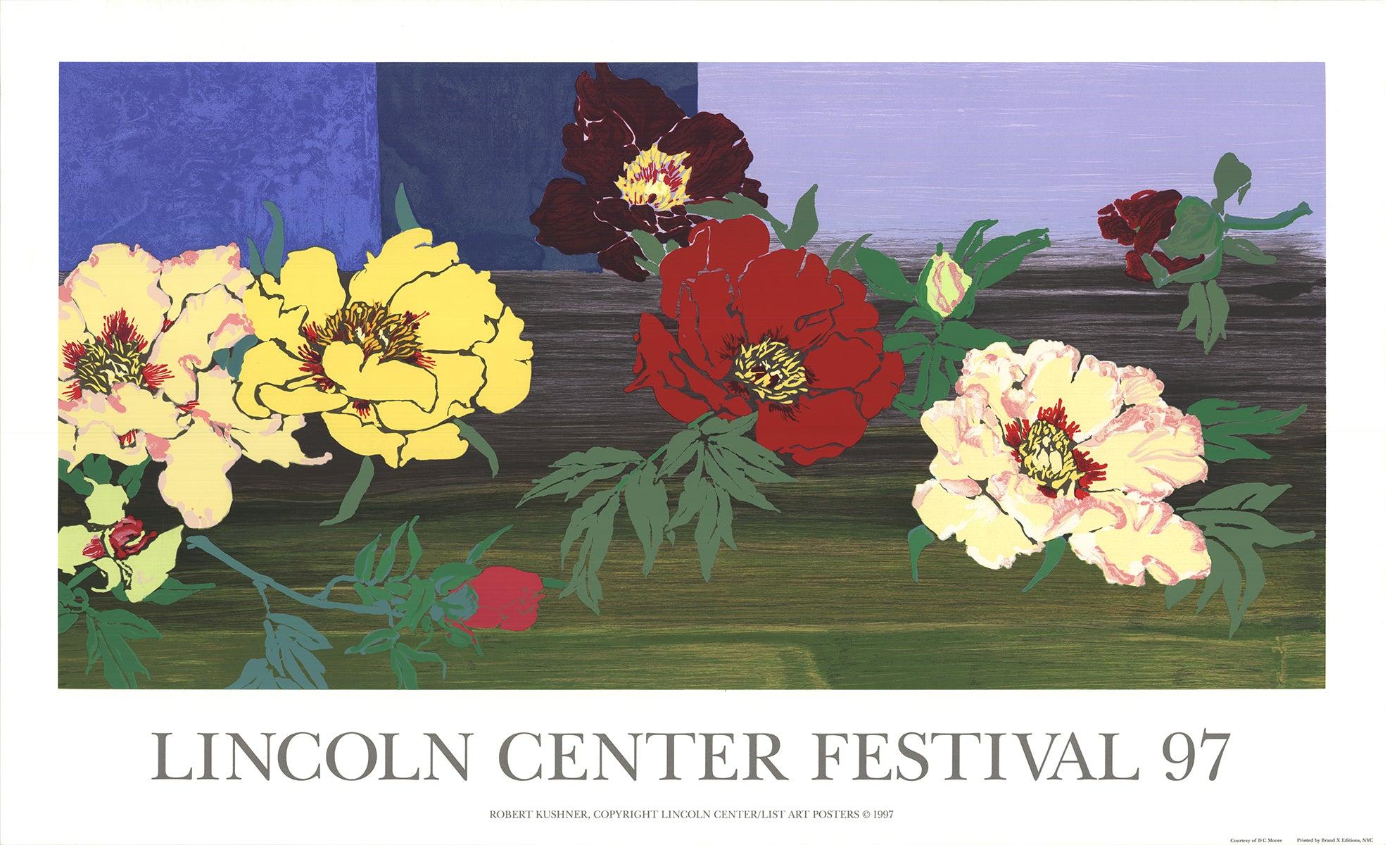 Dieses lebendige und üppige Stillleben mit dem Titel Linwood wurde 1997 von Robert Kushner im Rahmen des Lincoln Center Poster Program geschaffen. Die Komposition zeigt ein leuchtendes und farbenfrohes Arrangement von Linwood-Blumen vor einem