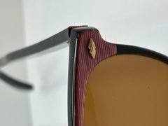 Lunettes de soleil Robert La Roche noir accentué de lucite framboise et de quincaillerie dorée