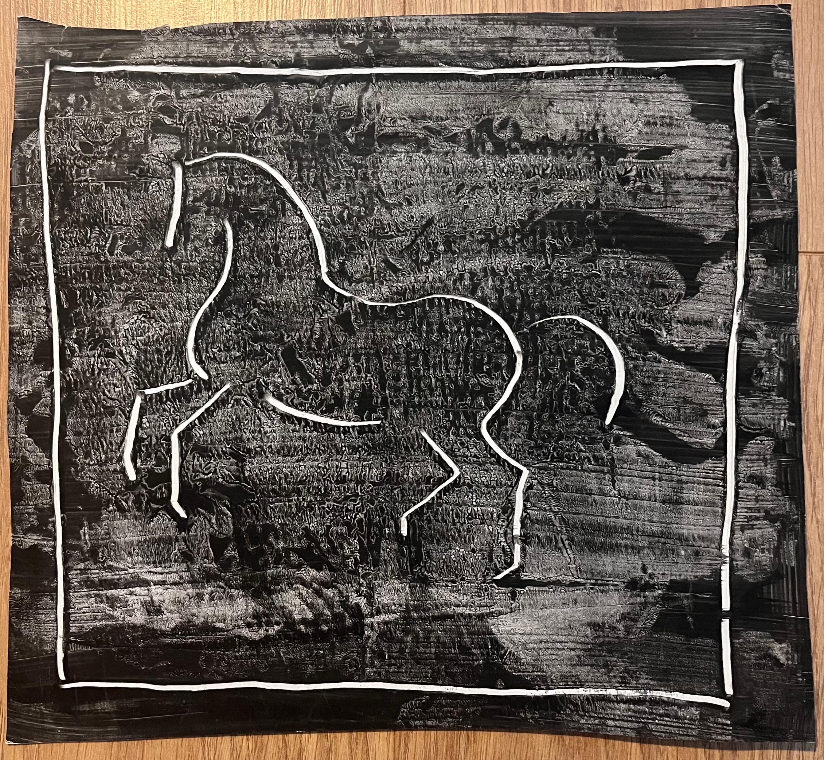 Disegno lineare di un equino francese semplicistico su sfondo nero - Art di Robert Ladou