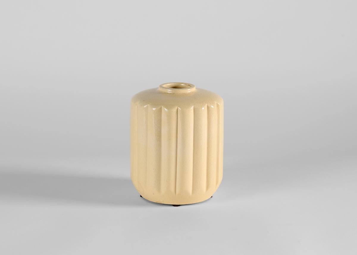 Smaltato Robert Lallemant, Vaso a coste color crema, Francia, 1930 ca. in vendita