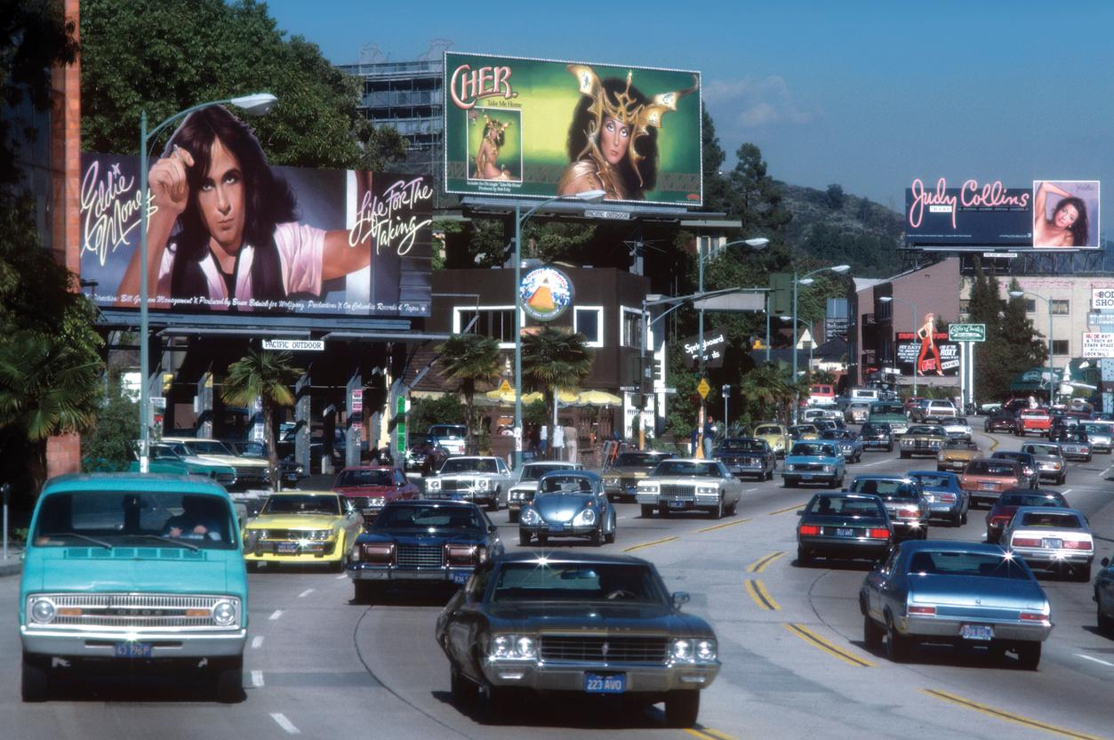 Robert Landau's Stadtlandschaft: Sunset Strip mit Three Billboards; mit Eddie Money, Cher und Judy Collins und einem unvergesslichen Blick auf den Sunset Boulevard im Jahr 1979.

Archivpigmentdruck aus einer Auflage von 15 Exemplaren, gedruckt auf