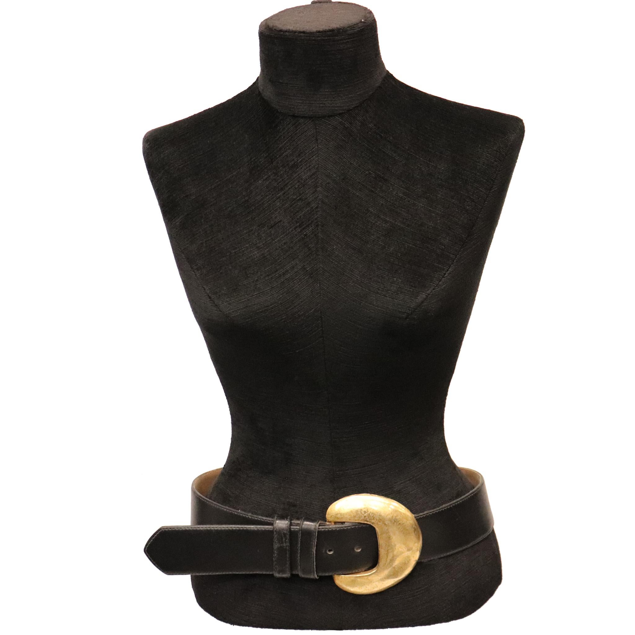 Robert Lee Black Leather Belt W/ Gold Buckle. In excellent condition 

Measurements:

Longest length - 38 inches
Shortest length - 29 inches
Width - 1.9 inches