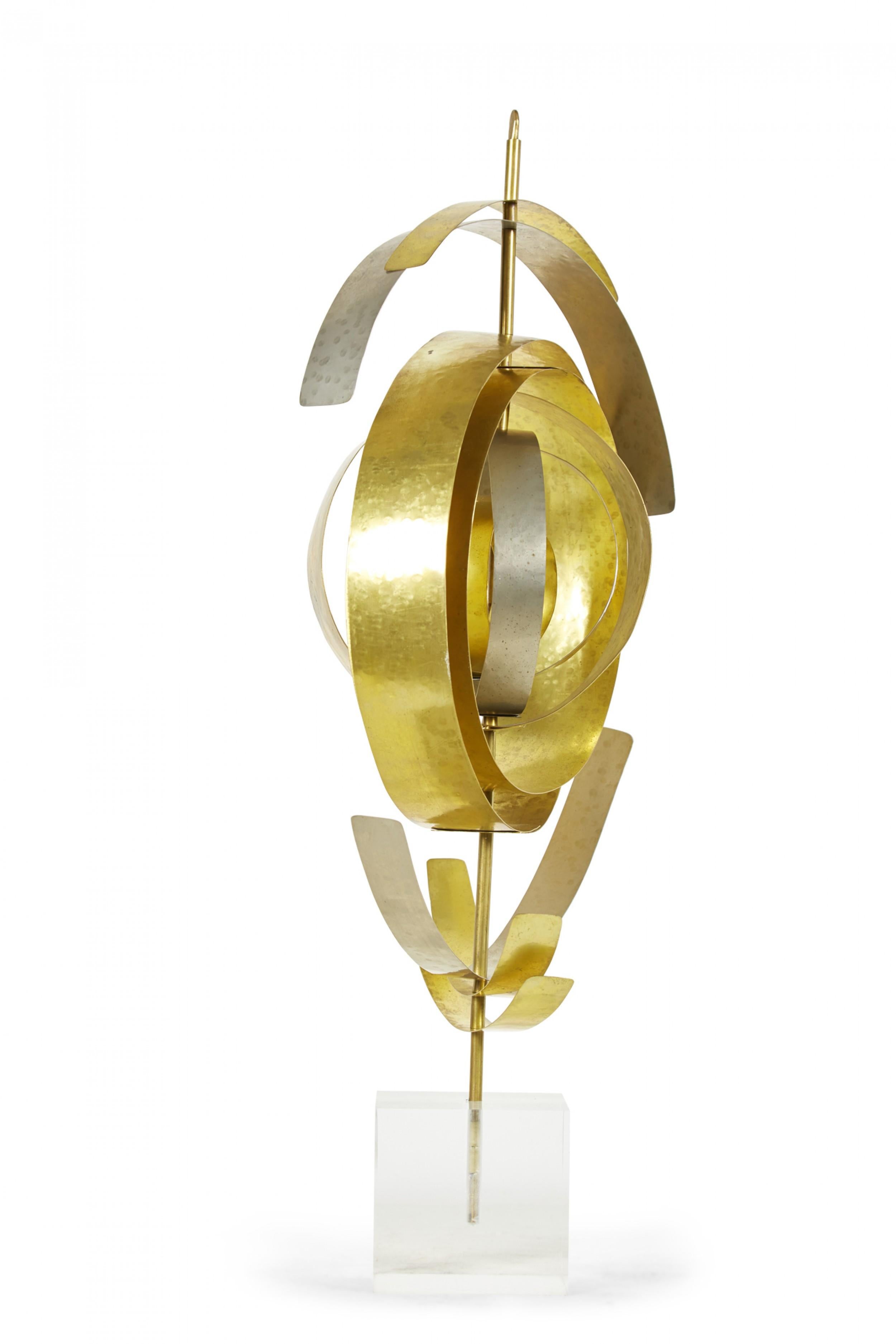 Zeitgenössische abstrakte Skulptur aus Nickel und Messing auf einem Lucite-Sockel im Angebot 2