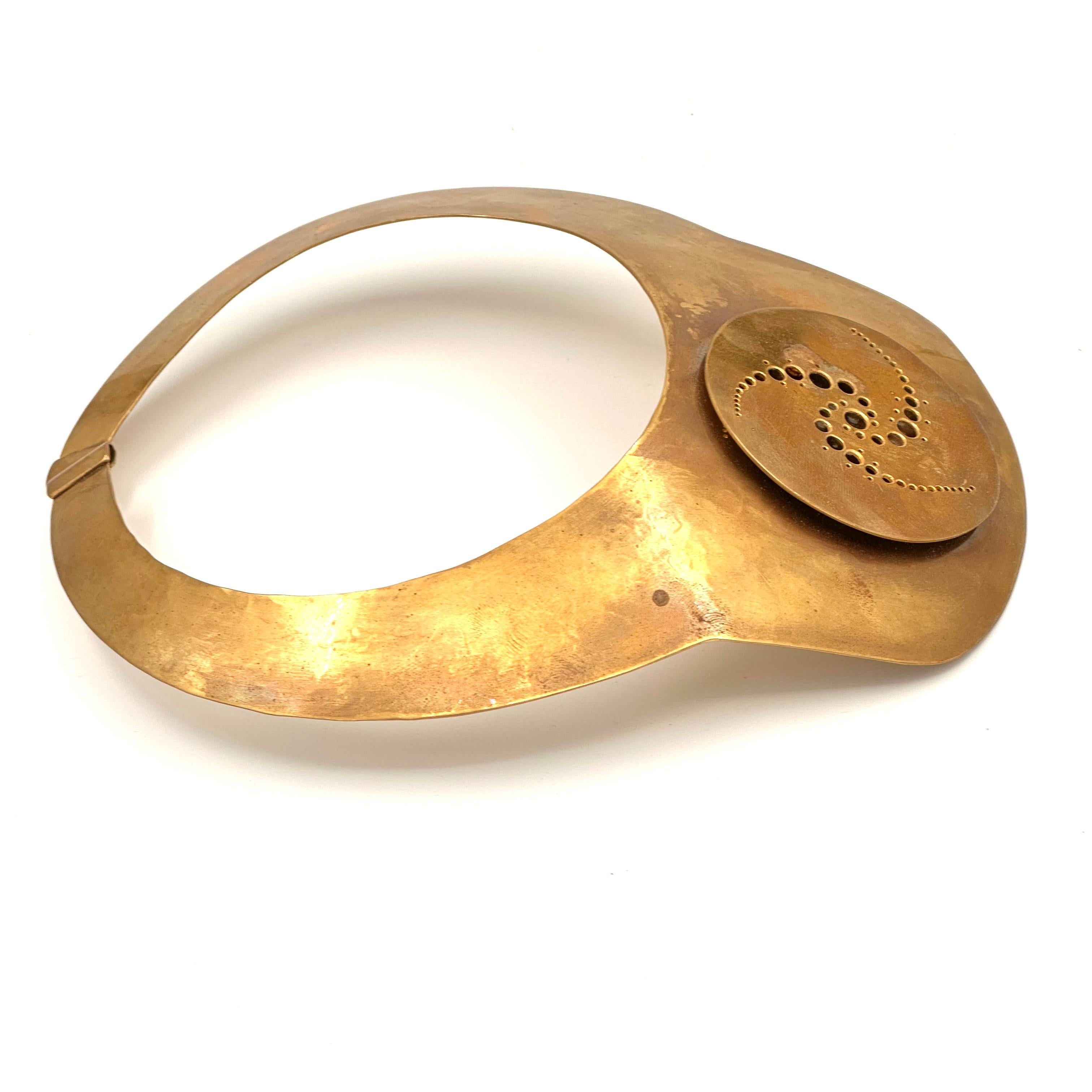 Los diseños de círculos en los cultivos siempre han fascinado a RLM, y este impresionante collar ancho es toda una declaración de intenciones. La chapa de latón forjado se forma en un collar que tiene un cierre de acción de resorte. Fácil de doblar