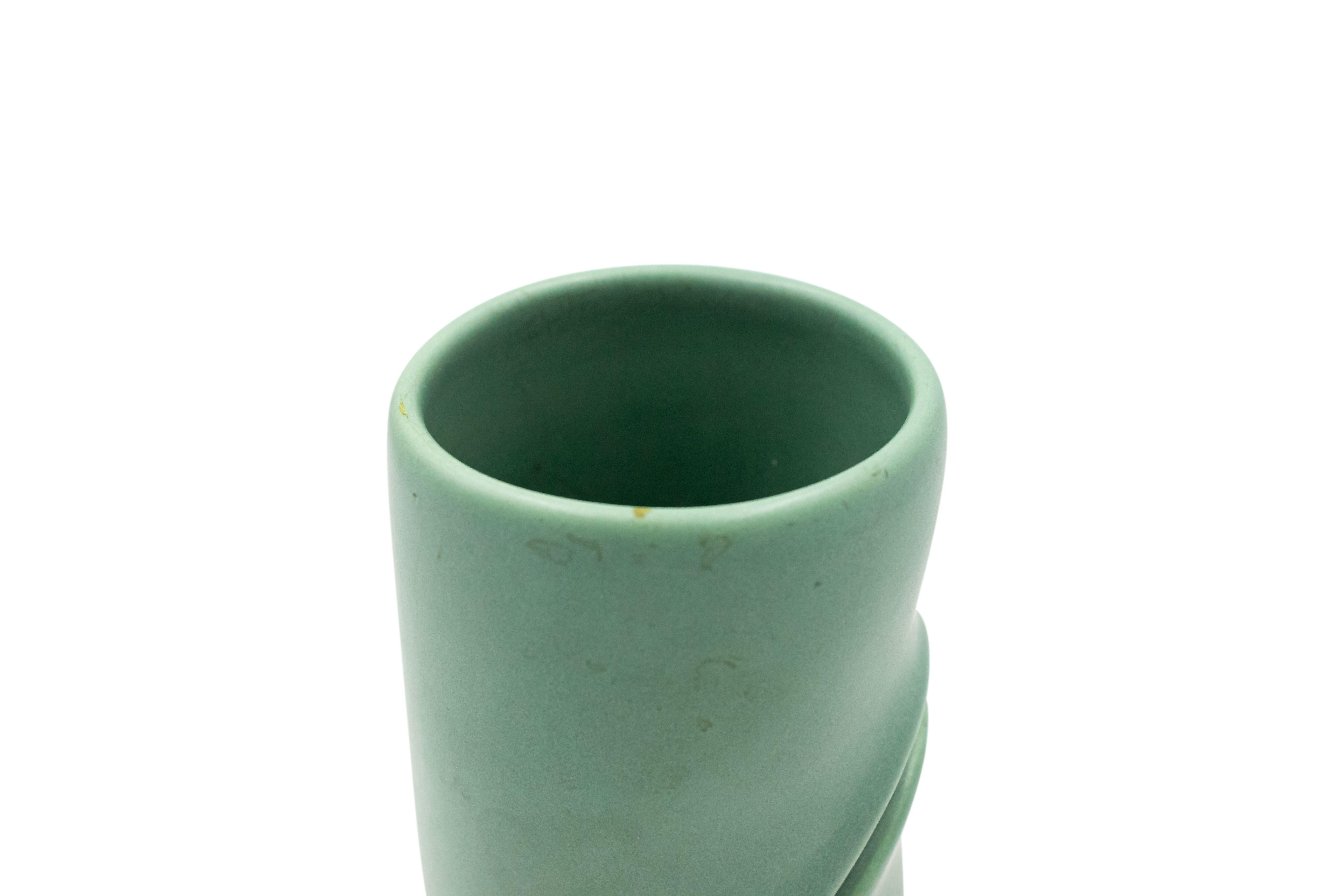 Robert Lee Morris, Vase aus Celadon-Keramik, Signiert.
    