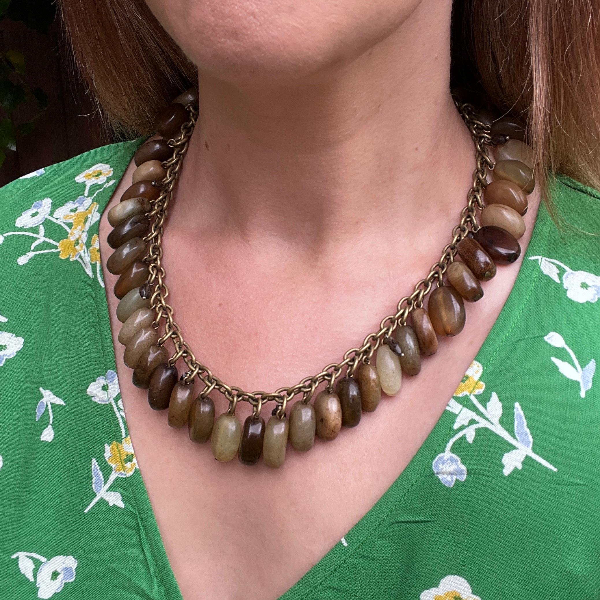 Ce magnifique exemple de l'œuvre de Robert Lee Morris date du début des années 2000.

Rapport de condition :
Excellent 

Les détails...
Ce collier est fabriqué en métal doré. Il est doté d'une chaîne en câble. Des perles de serpentine polies sont