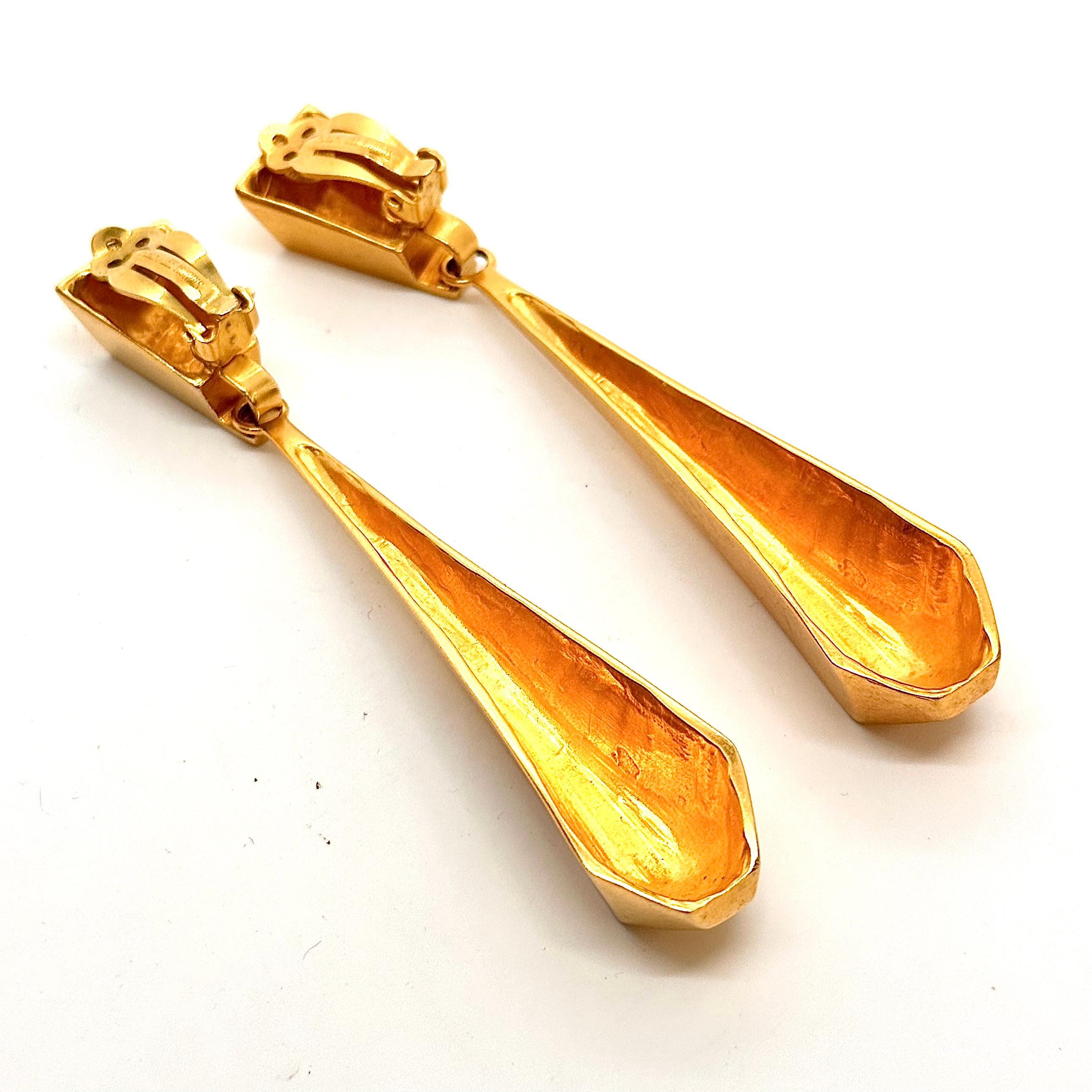 Lange geometrische Tropfenohrringe von Robert Lee Morris für Donna Karan aus Gold (Moderne)