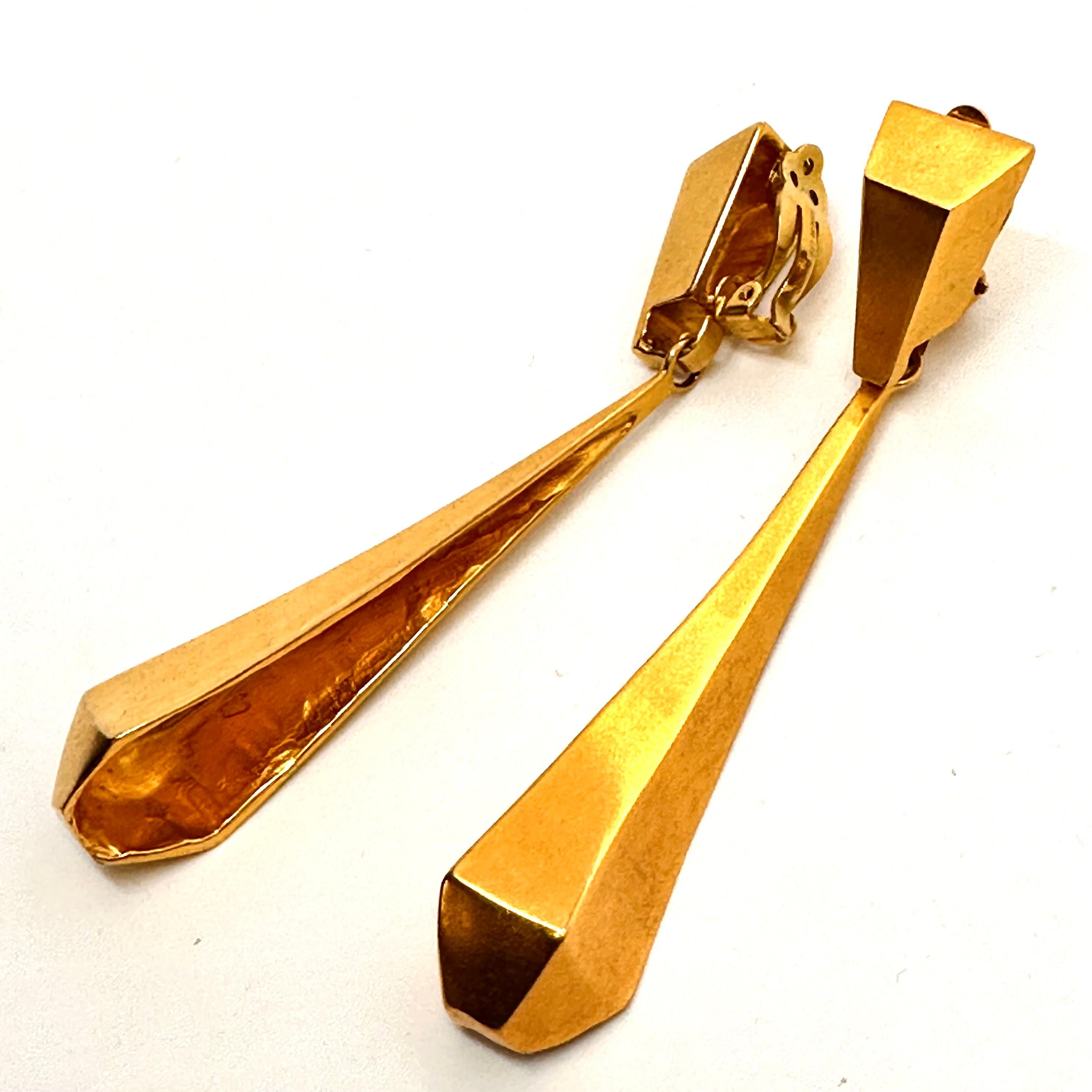 Lange geometrische Tropfenohrringe von Robert Lee Morris für Donna Karan aus Gold im Zustand „Gut“ in New York, NY