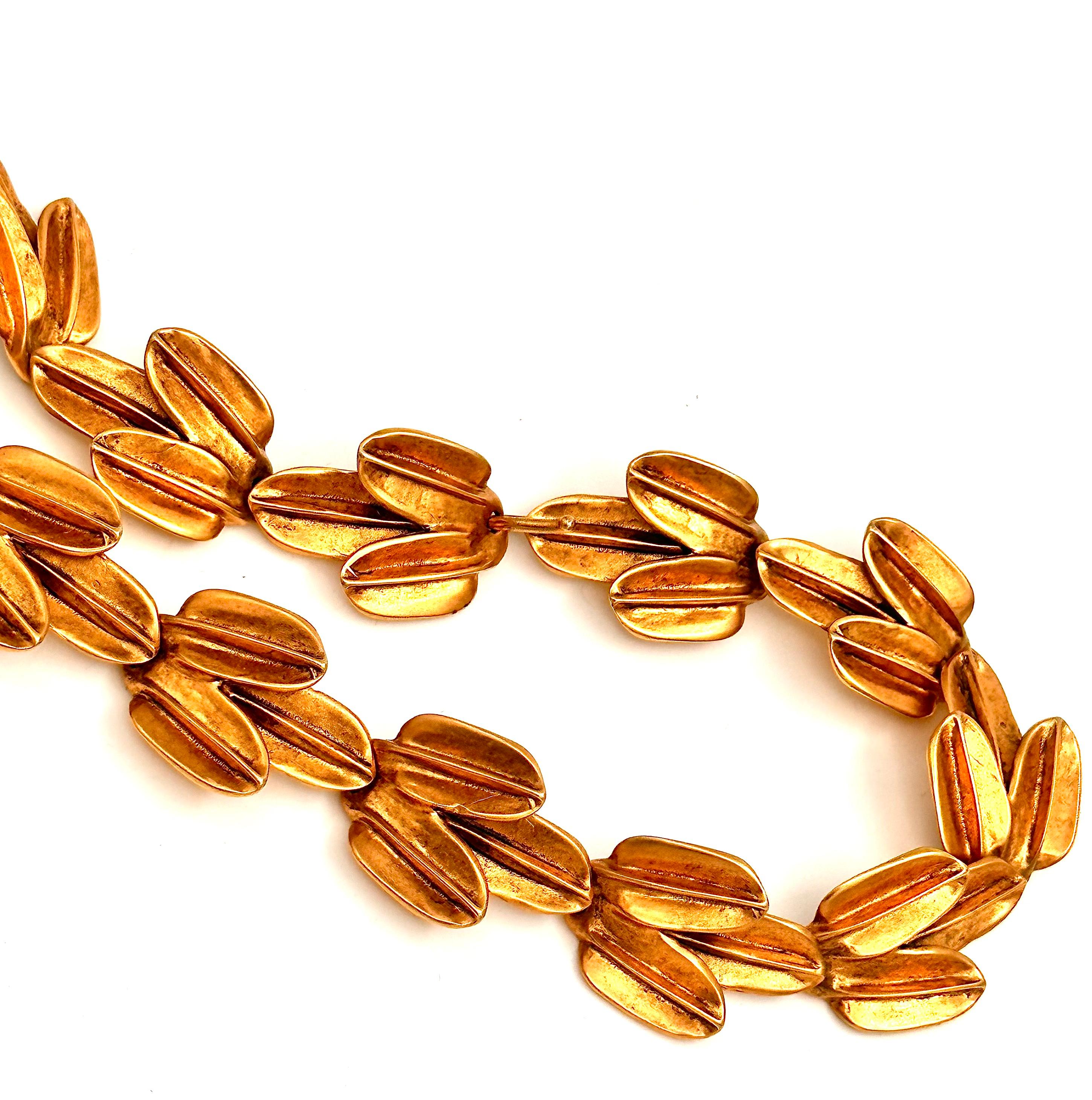 Questa collana in ottone placcato oro assomiglia a una classica corona di foglie di alloro in stile antico romano, classica e bella per sempre, che non passerà mai di moda. Si tratta di un prototipo e di un pezzo raro, poiché pochi esemplari sono