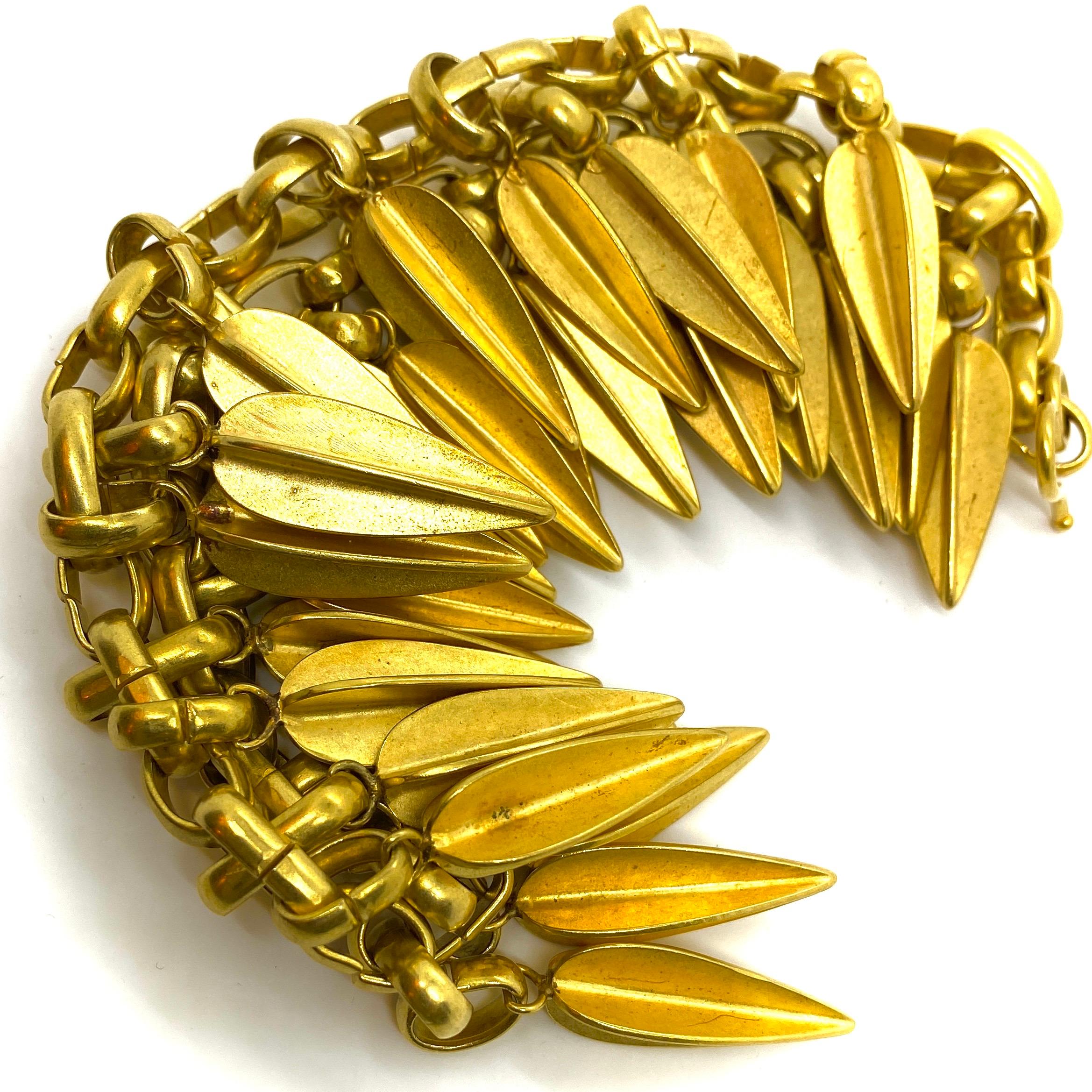 Robert Lee Morris Bracelet à breloques à franges en or Bon état - En vente à New York, NY
