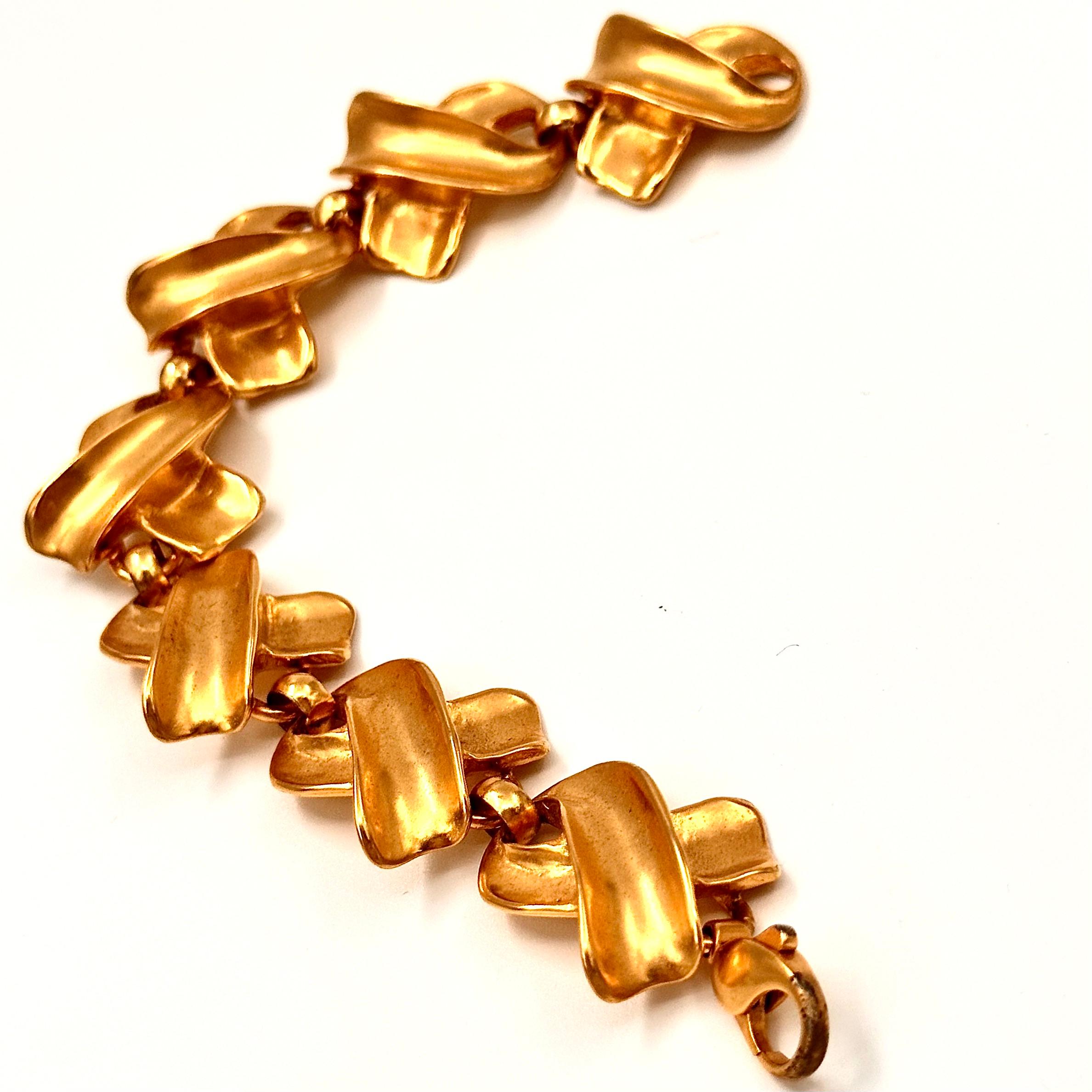 Robert Lee Morris Gold Plated Ribbon Link Bracelet, created in 1992 as part of the wholesale collection. A simple but totally original link bracelet with 7 sculpted ribbonlike 