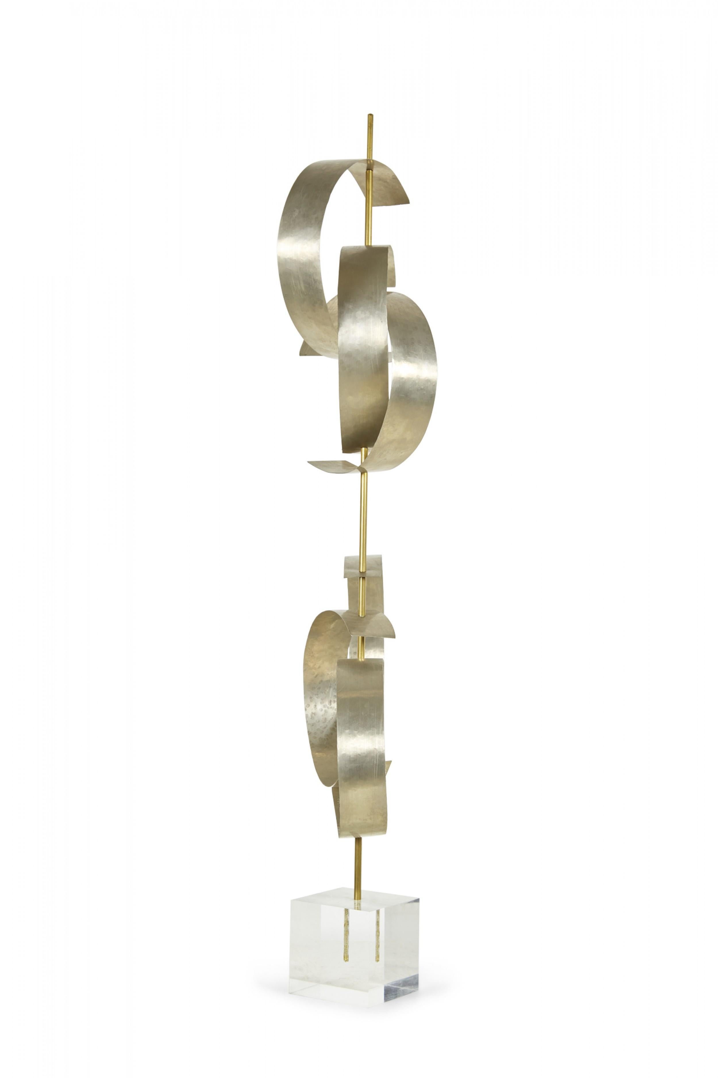 Scultura astratta contemporanea composta da pezzi di nichel curvi e a spirale su un'asta di ottone, montata su una base di lucite, intitolata 