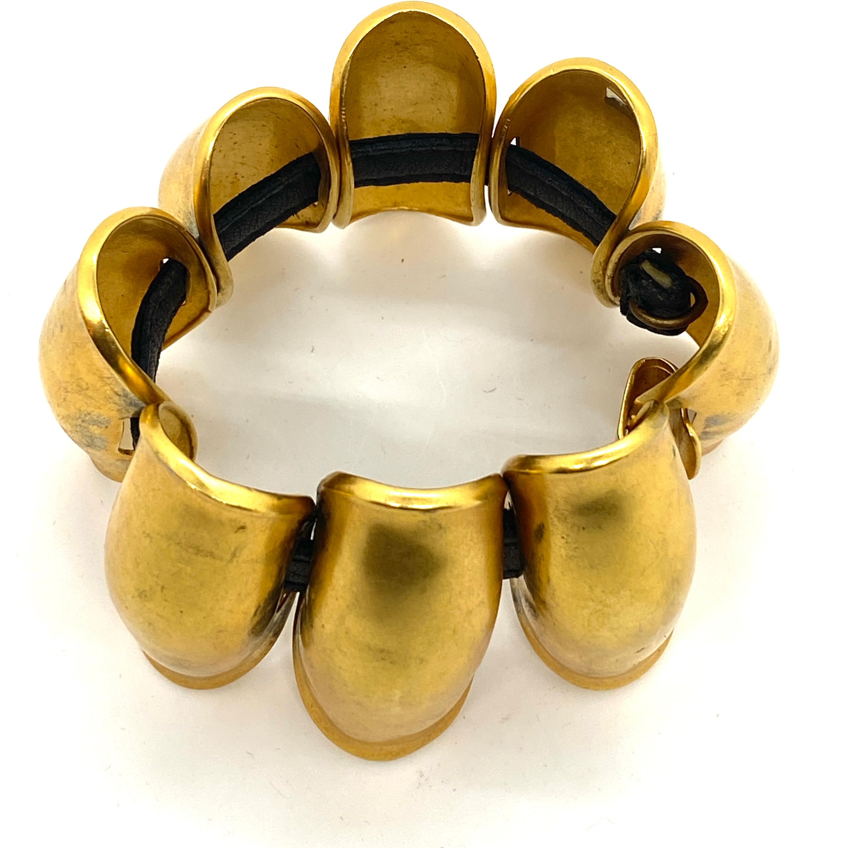 Connoli Knuckle-Armband aus mattem Gold von Lee Morris (Künstler*in)