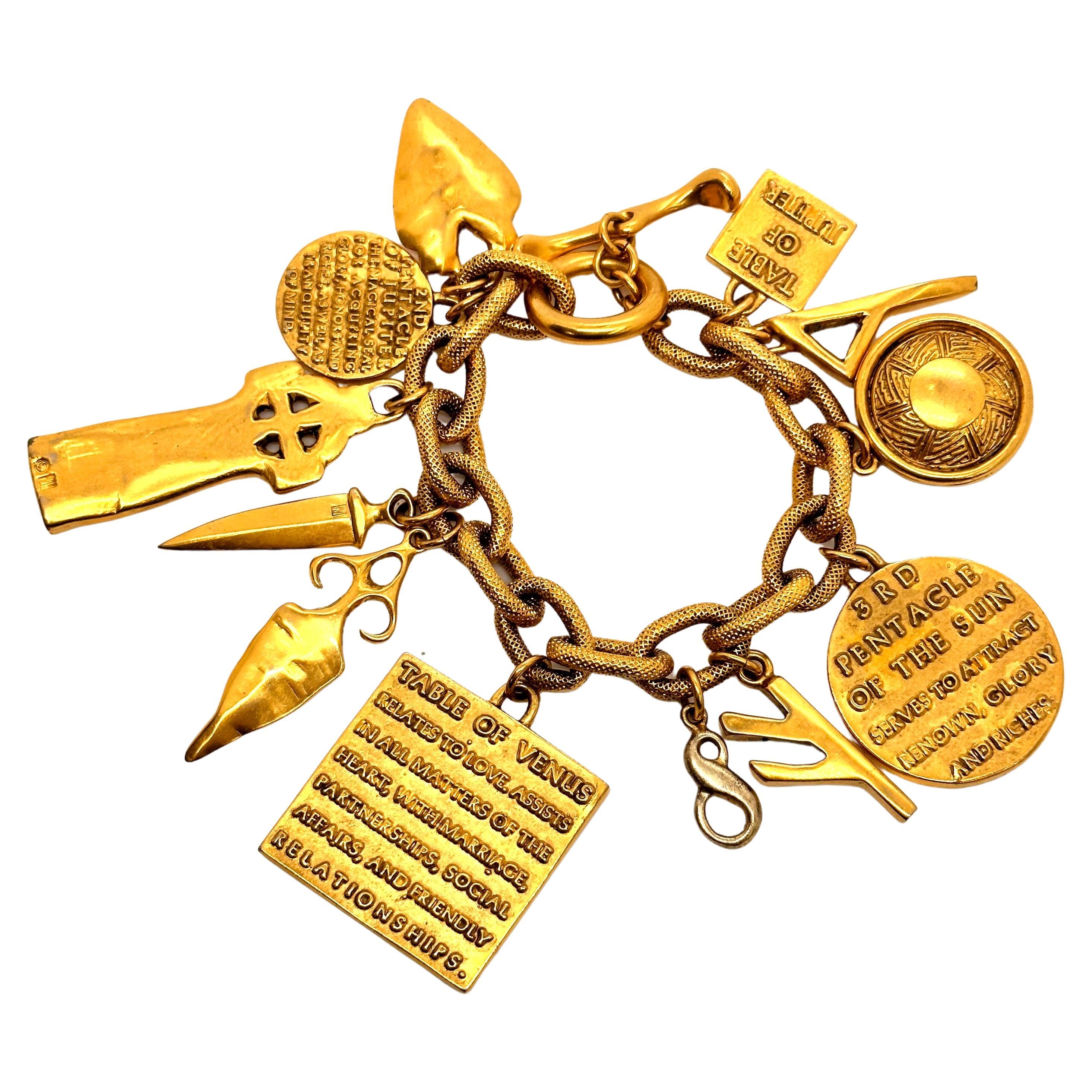 Vergoldetes Occult-Symbol-Charm-Armband von Robert Lee Morris