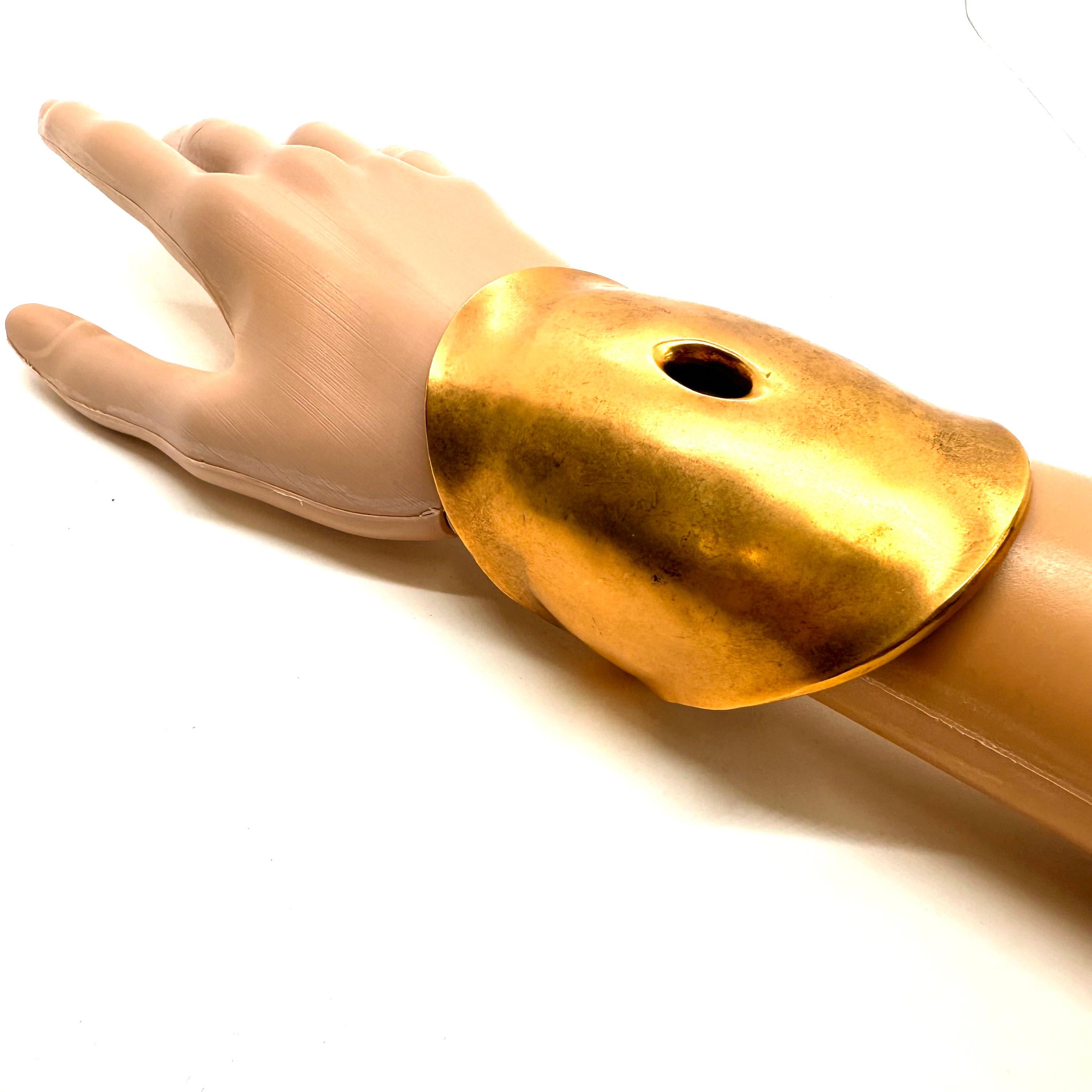 Robert Lee Morris Modern Long Gold Alpha Cuff with Knothole 1987 In Excellent Condition For Sale In New York, NY