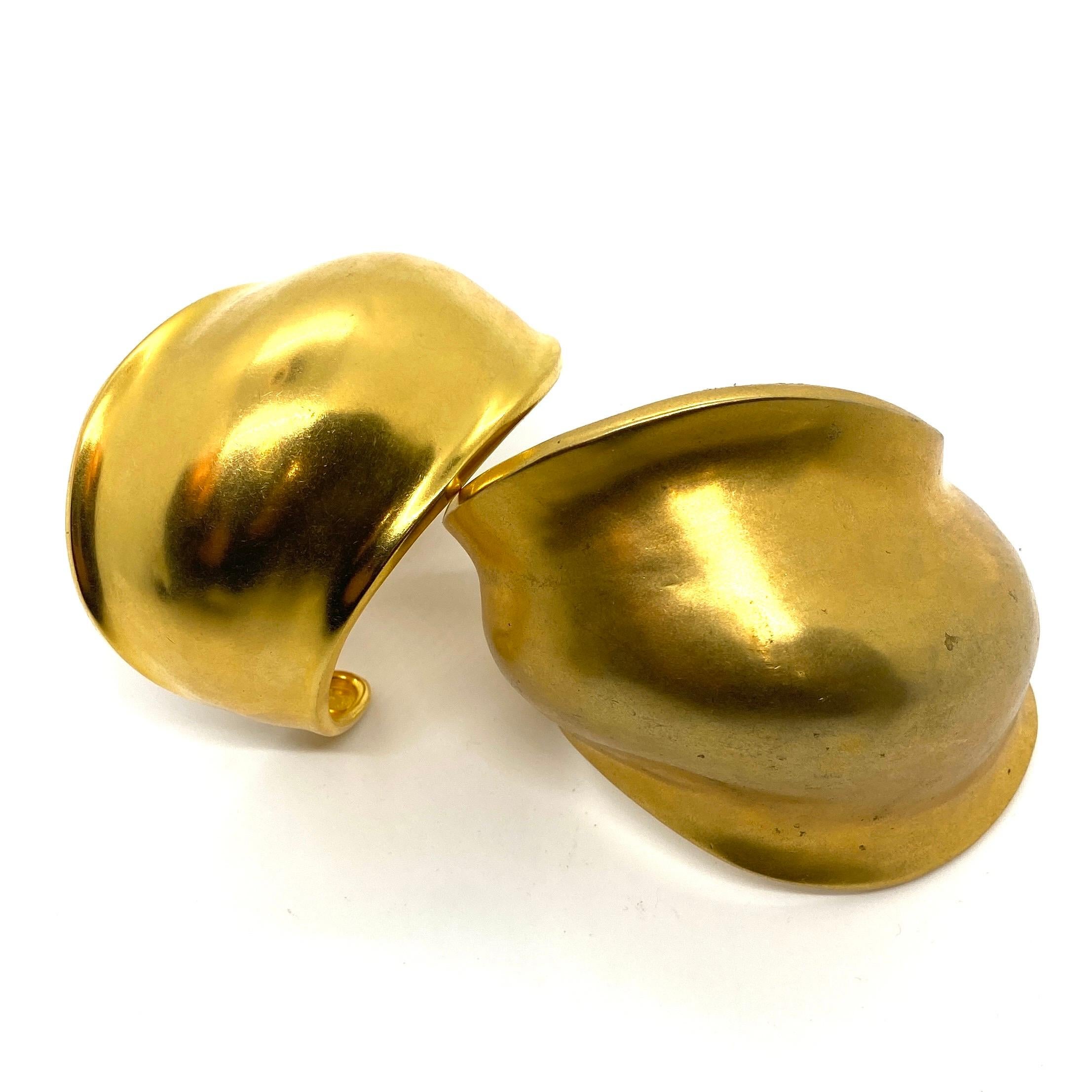 Robert Lee Morris Modern Matte Gold Small Beta Cuff In Good Condition In New York, NY
