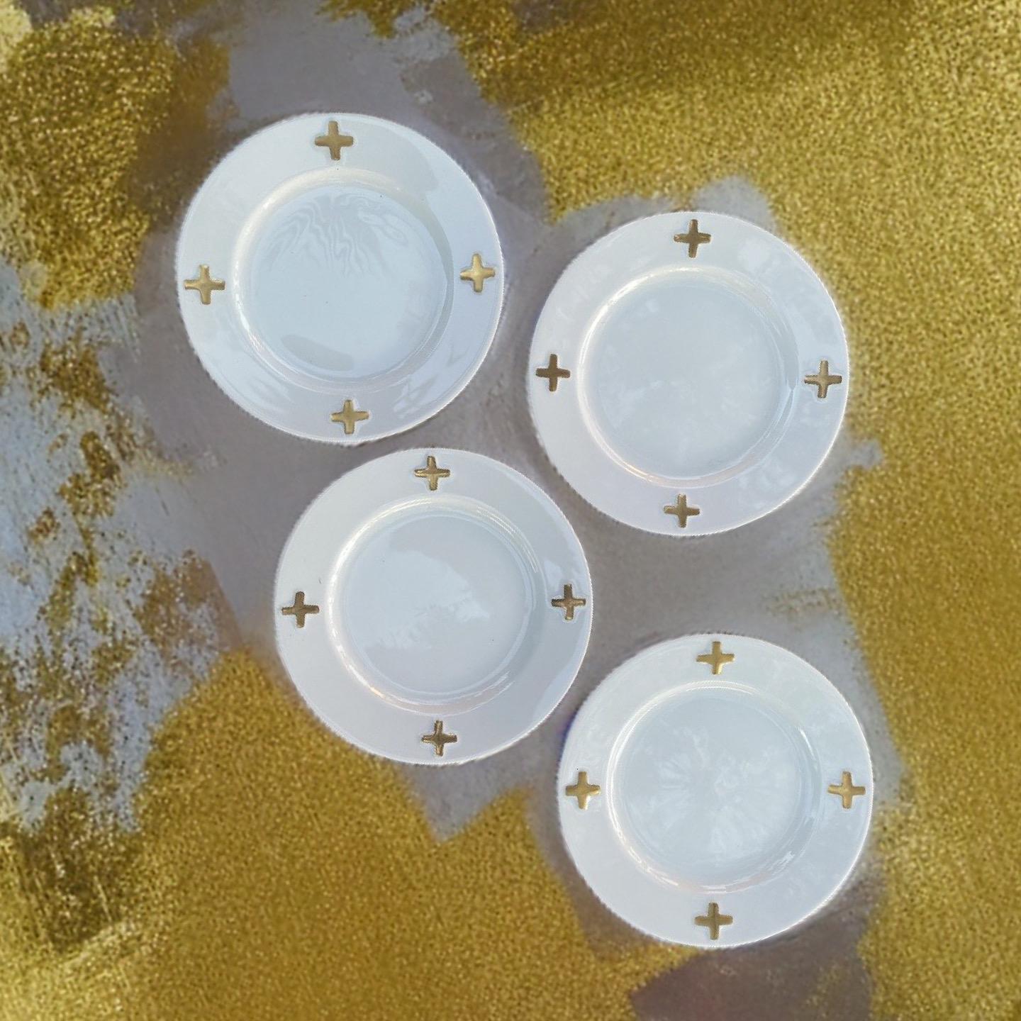 Robert Lee Morris Set of 7 White & Gold “CAMELOT” Lunch Plates for Swid Powell  For Sale 4
