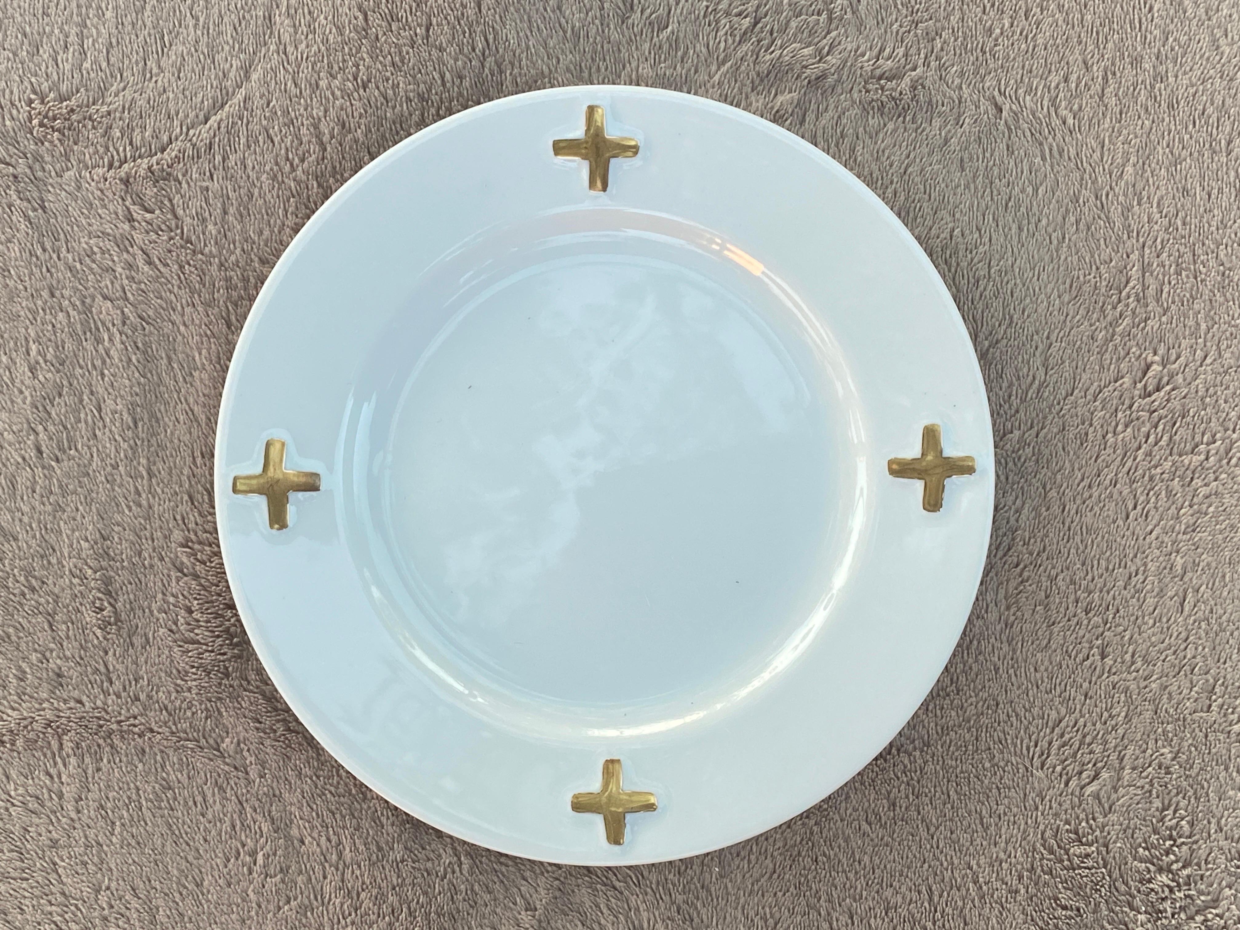 Fin du 20e siècle Ensemble de 7 assiettes de déjeuner CAMELOT blanches et dorées de Robert Lee Morris pour Swid Powell  en vente