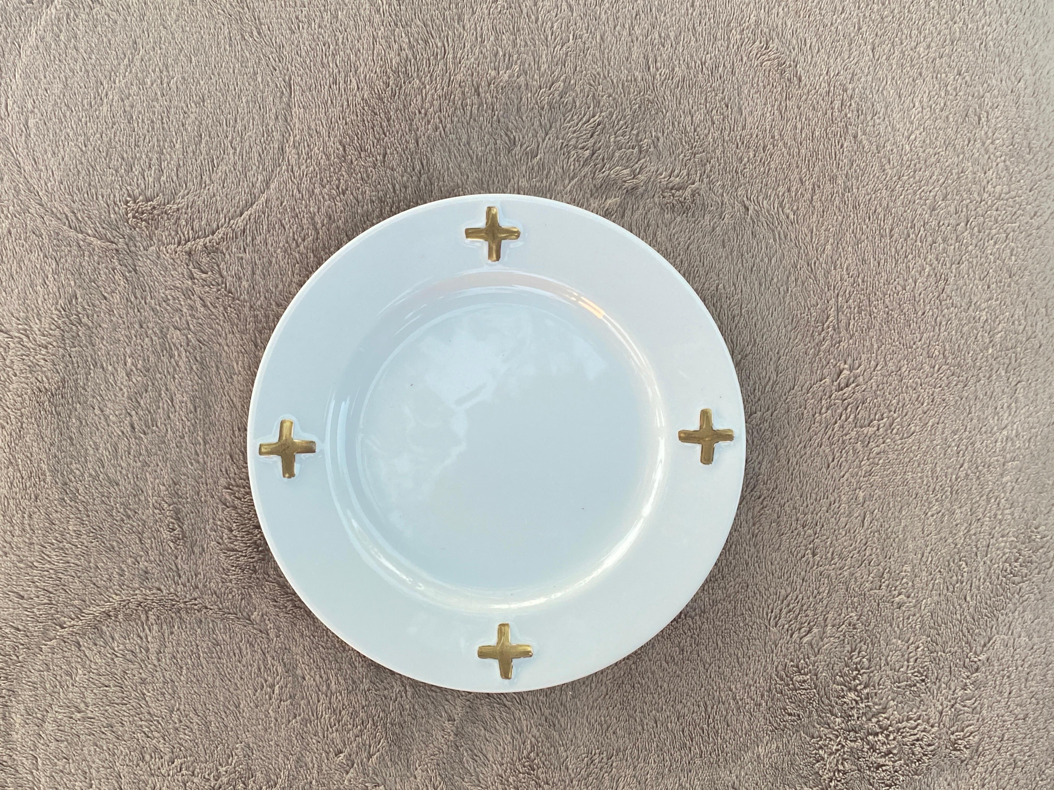 American Robert Lee Morris Set of 7 White & Gold “CAMELOT” Lunch Plates for Swid Powell  For Sale