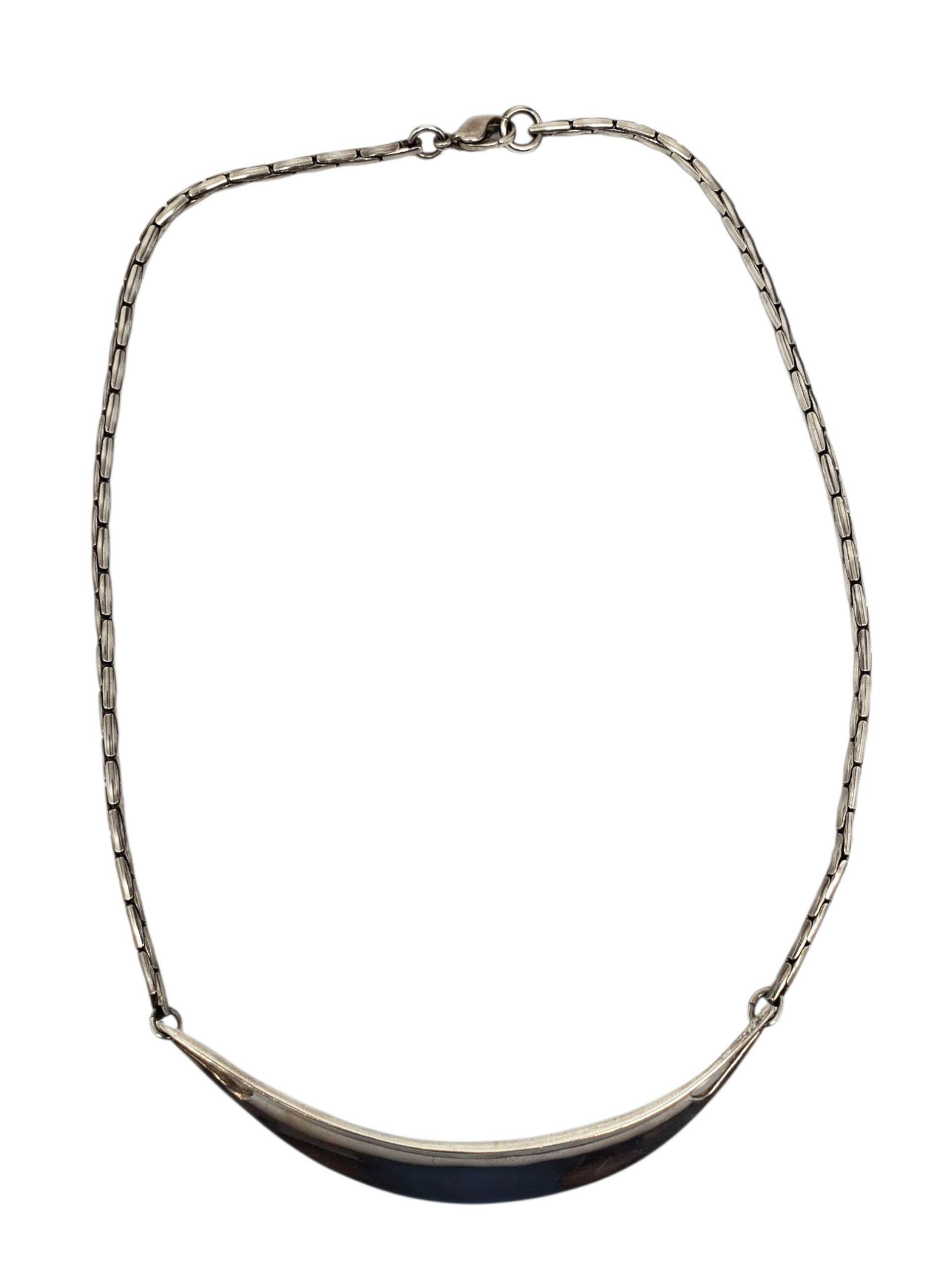 Robert Lee Morris - Ciondolo a forma di collare curvo in argento sterling

Questa sofisticata collana in argento sterling di RLM Studio A presenta uno scultoreo pendente a forma di collare curvo su un'elegante catena a serpente con chiusura a