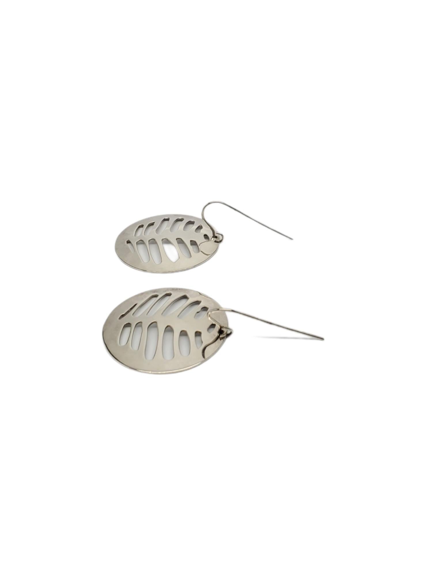 Robert Lee Morris - Orecchini a disco tondi moderni in argento Sterling-

Questi deliziosi orecchini Robert Lee Morris sono rotondi con un design astratto e ritagliato in classico argento sterling.

Dimensioni: 1,2 pollici.

Timbrato: RLM STUDIO A