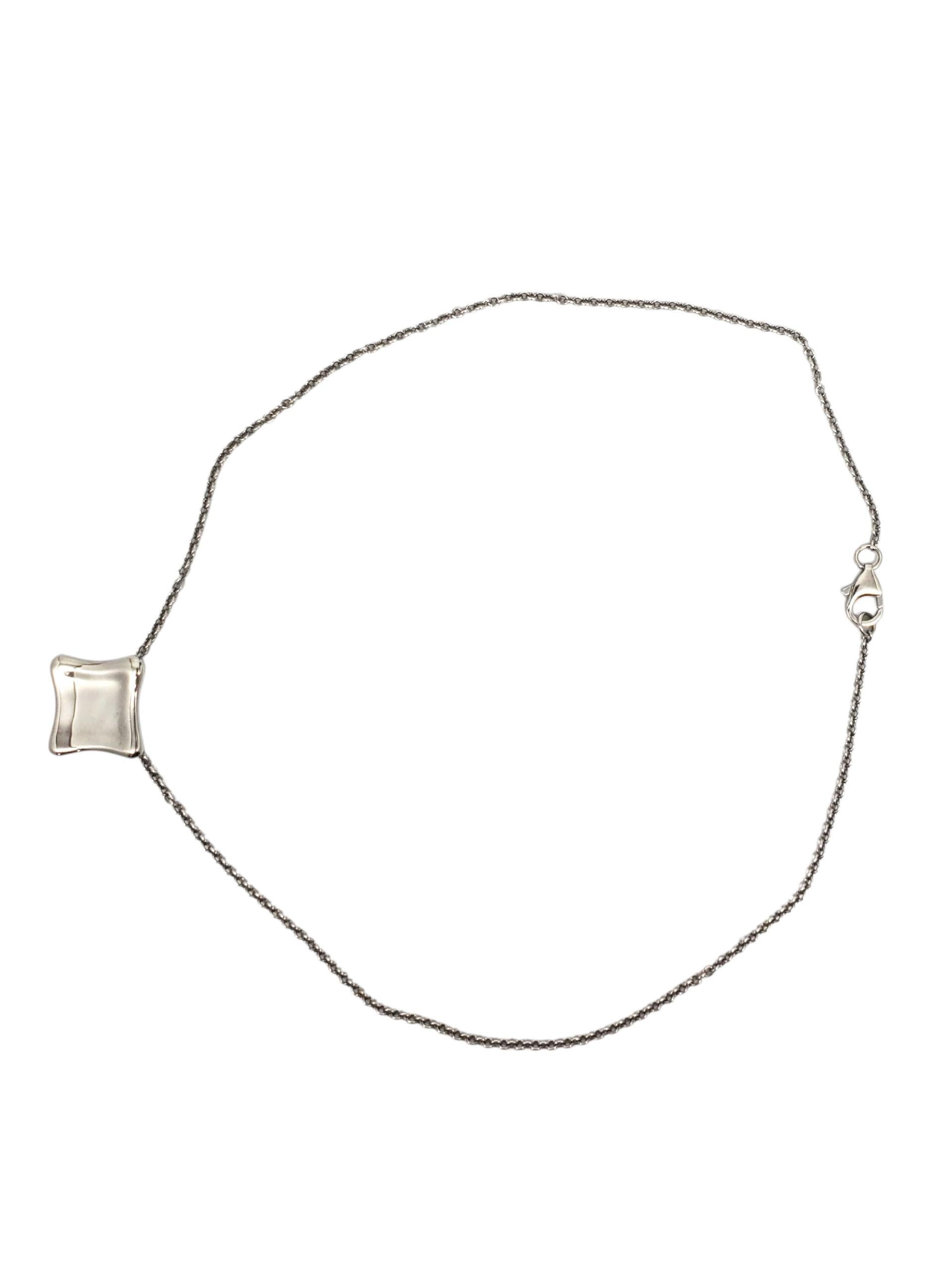 Robert Lee Morris - Collana con ciondolo a forma di cuscino in argento sterling

Questa moderna collana in argento sterling di RLM Studio A è caratterizzata da un ciondolo liscio a forma di cuscino sospeso a una catena da 18 pollici con chiusura a