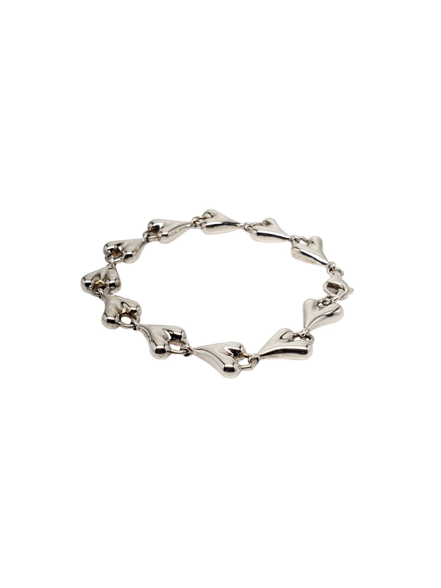Robert Lee Morris Sterling Silver Puffy Heart Bracelet-

This vintage puffy heart bracelet is crafted of high quality sterling silver by Robert Lee Morris.

Width: 0.42 in.

Size: 8 in.

Stamped: RLM STUDIO 925 CHINA

Weight: 21.5 dwt./ 33.5