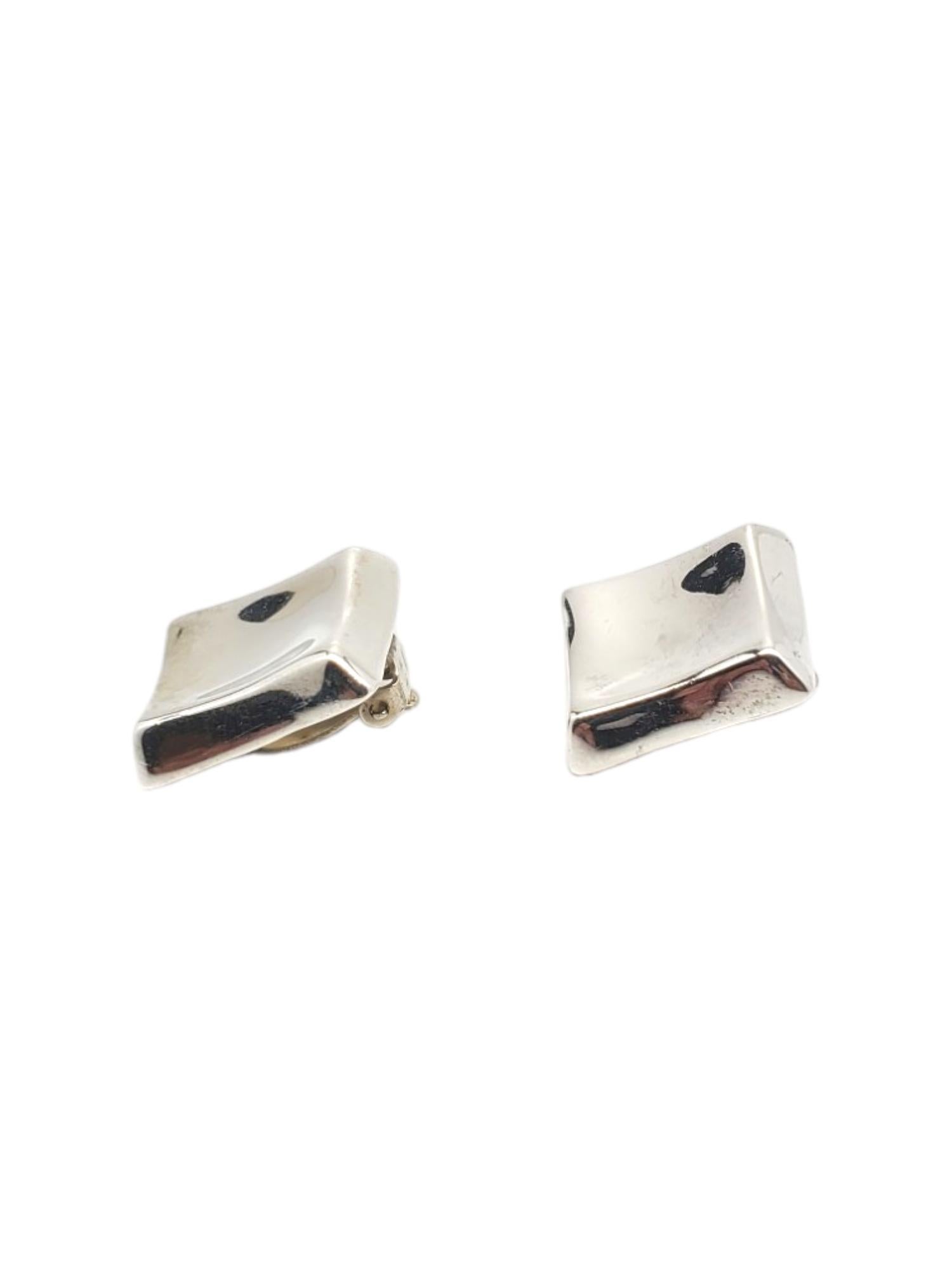 Robert Lee Morris Sterling Silber Clip auf Ohrringe -

Diese klassischen Robert Lee Morris-Ohrclips sind aus hochwertigem Sterlingsilber gefertigt.

Größe: 0,8 Zoll x 0,8 Zoll.

Gestempelt: Robert Lee Morris 925

Gewicht: 12,4 dwt./ 19,4 gr.

Sehr