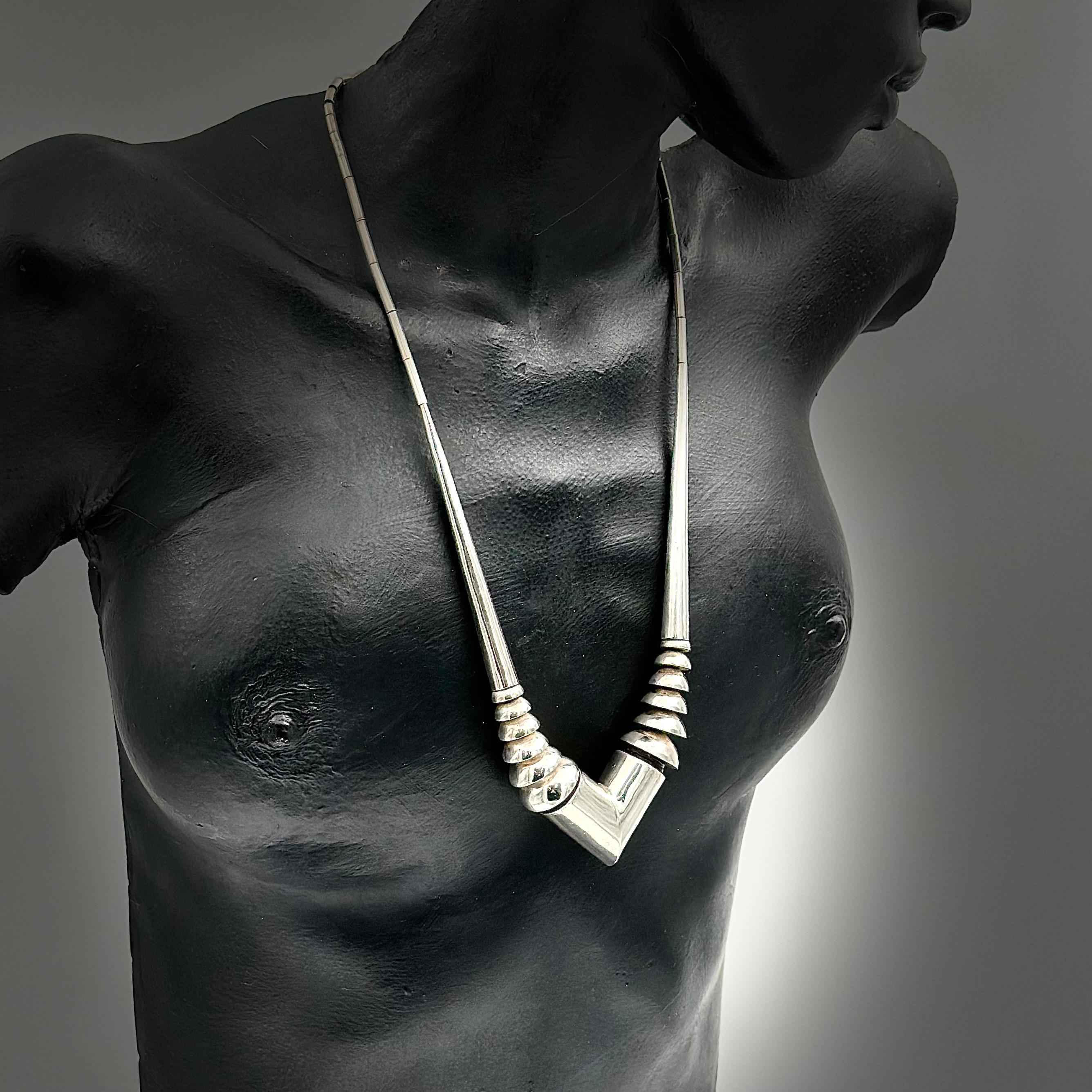 Diese einzigartige Halskette wurde in den späten 1970er Jahren entworfen und ist Teil der Nautilus-Serie, die Robert Lee Morris in SOHO NYC entworfen und handgefertigt hat. Die Nautilus-Serie besteht aus zwei länglichen, hohlen, konisch zulaufenden