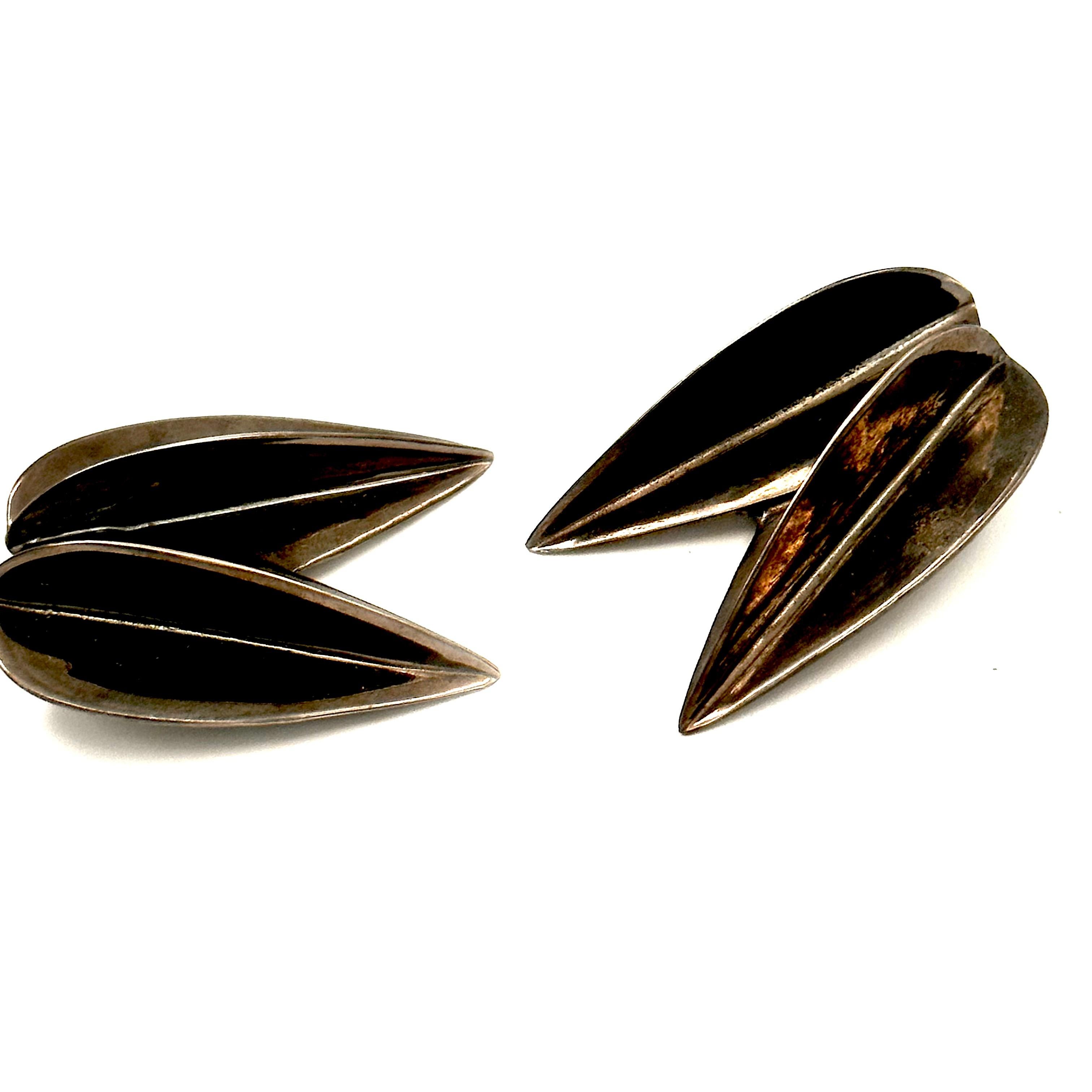 Robert Lee Morris Wabi Sabi Collection, Black Double Dart Button Earrings In Good Condition For Sale In New York, NY